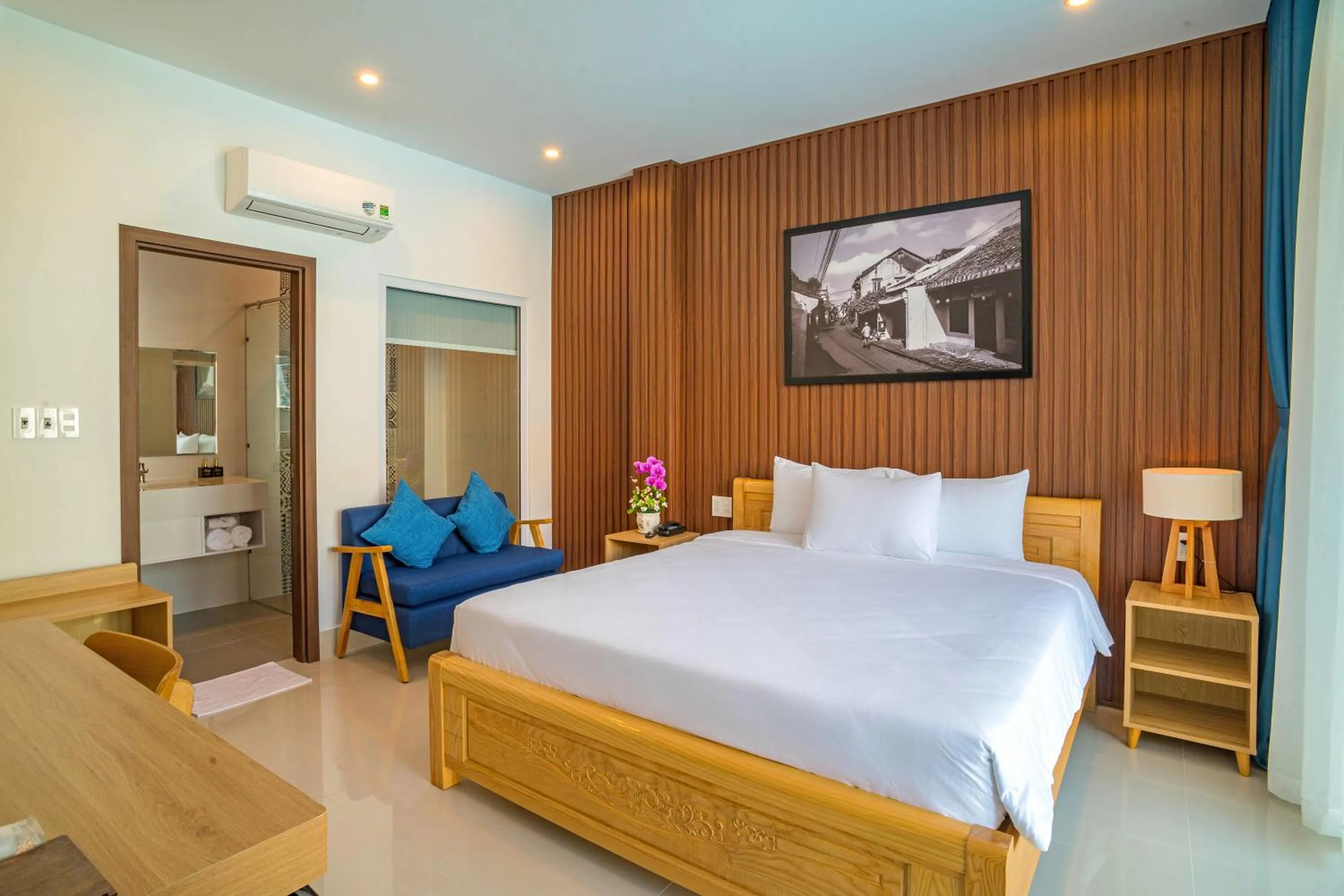 Photo of the whole room, Bed in White House Central Villa