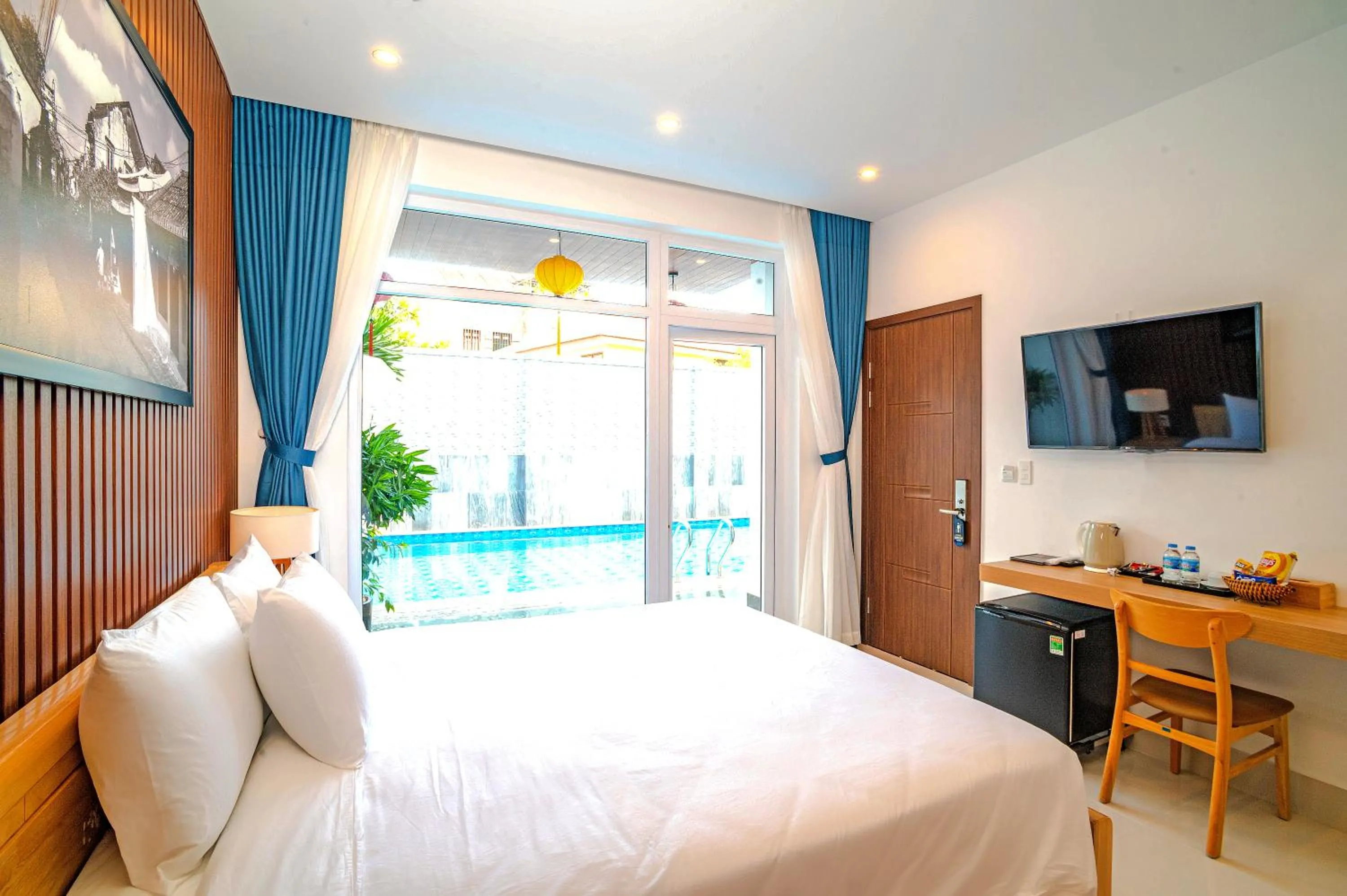 Swimming pool, Bed in White House Central Villa