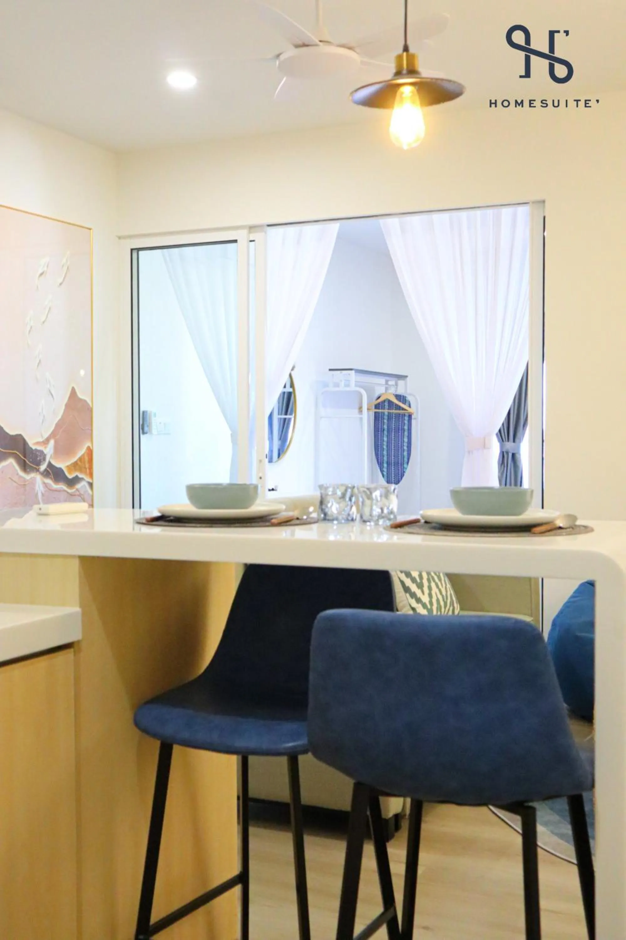 Dining area in The Shore by Homesuite'