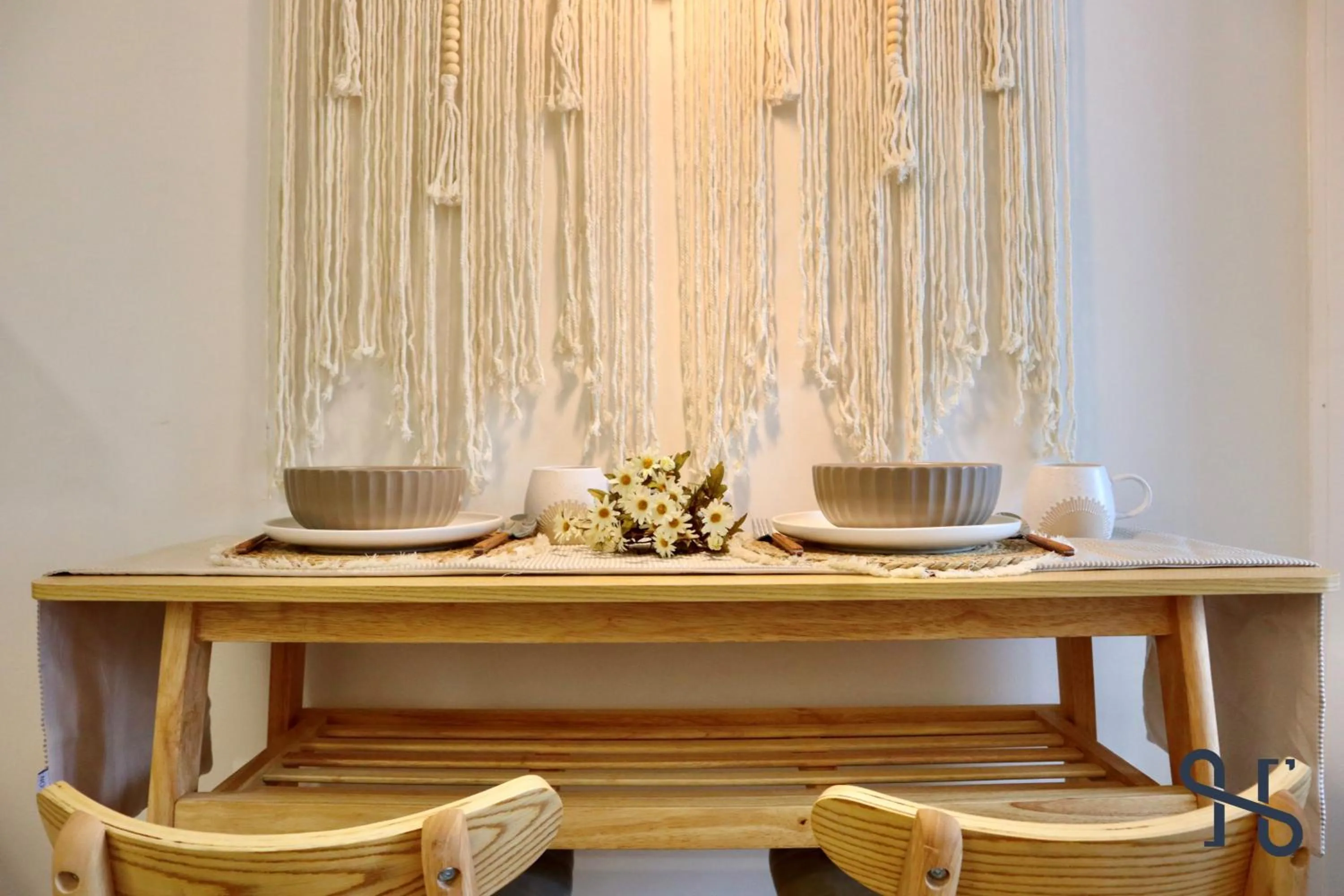 Dining area in The Shore by Homesuite'