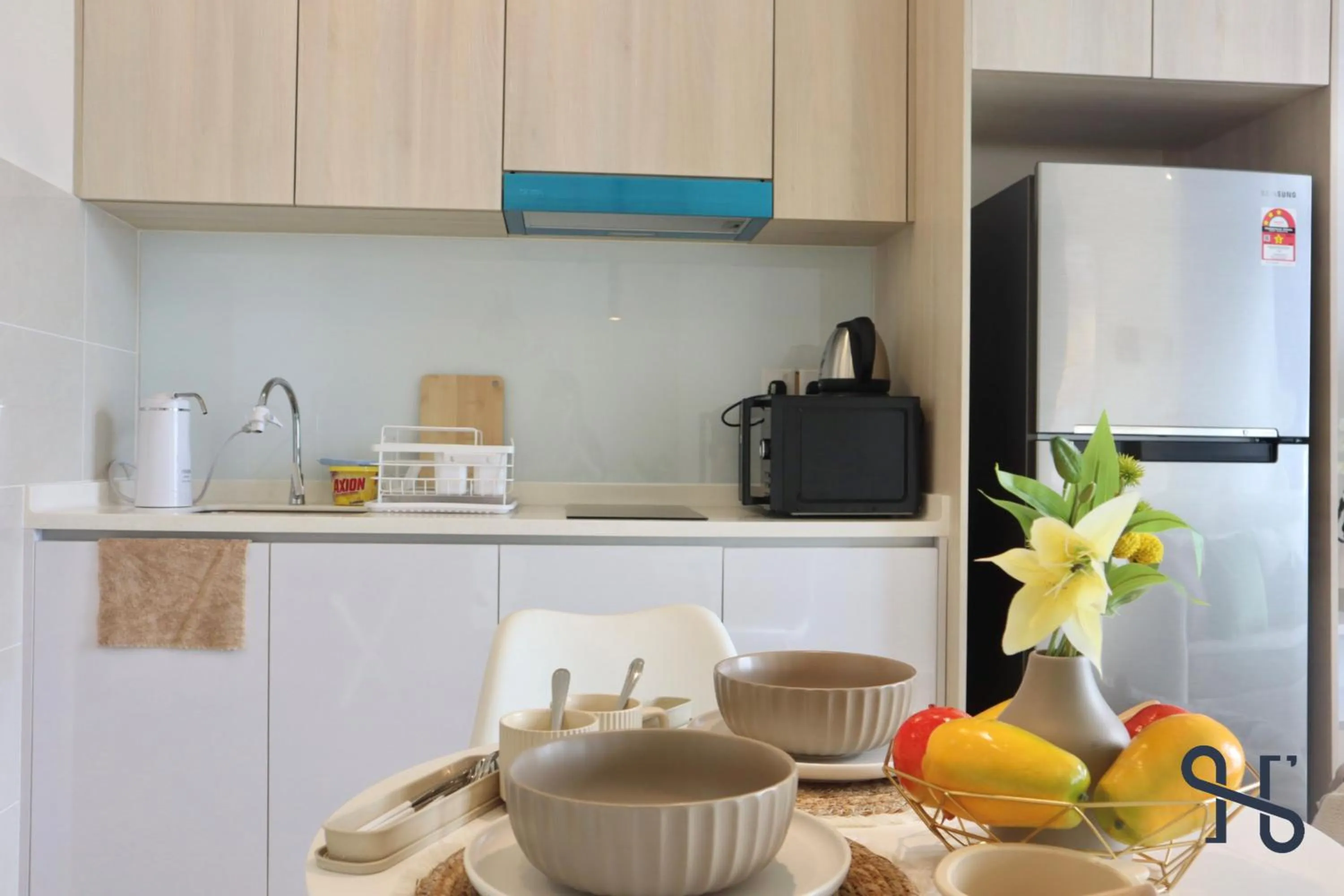 Kitchen or kitchenette in The Shore by Homesuite'