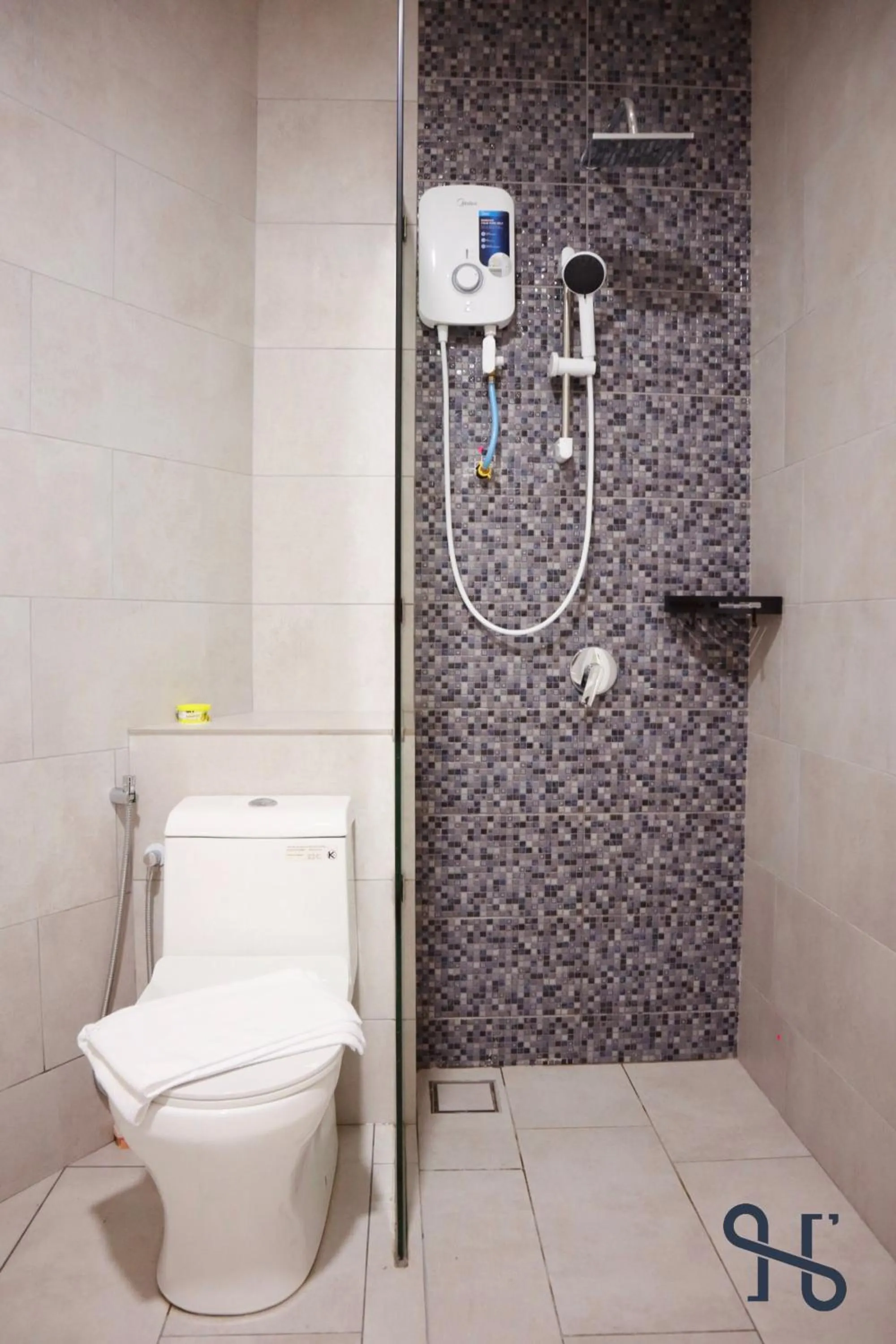 Bathroom in The Shore by Homesuite'