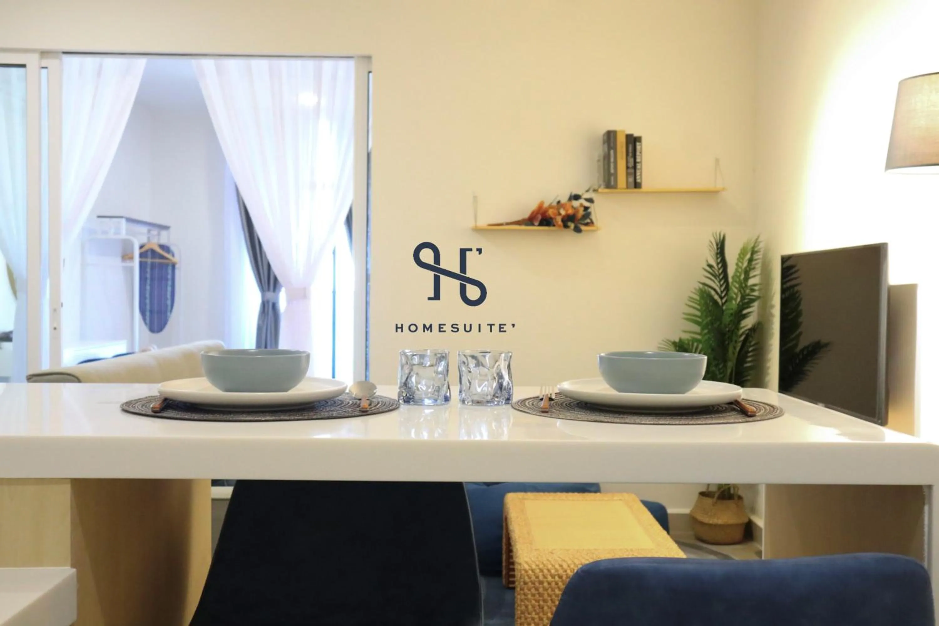 Dining area in The Shore by Homesuite'