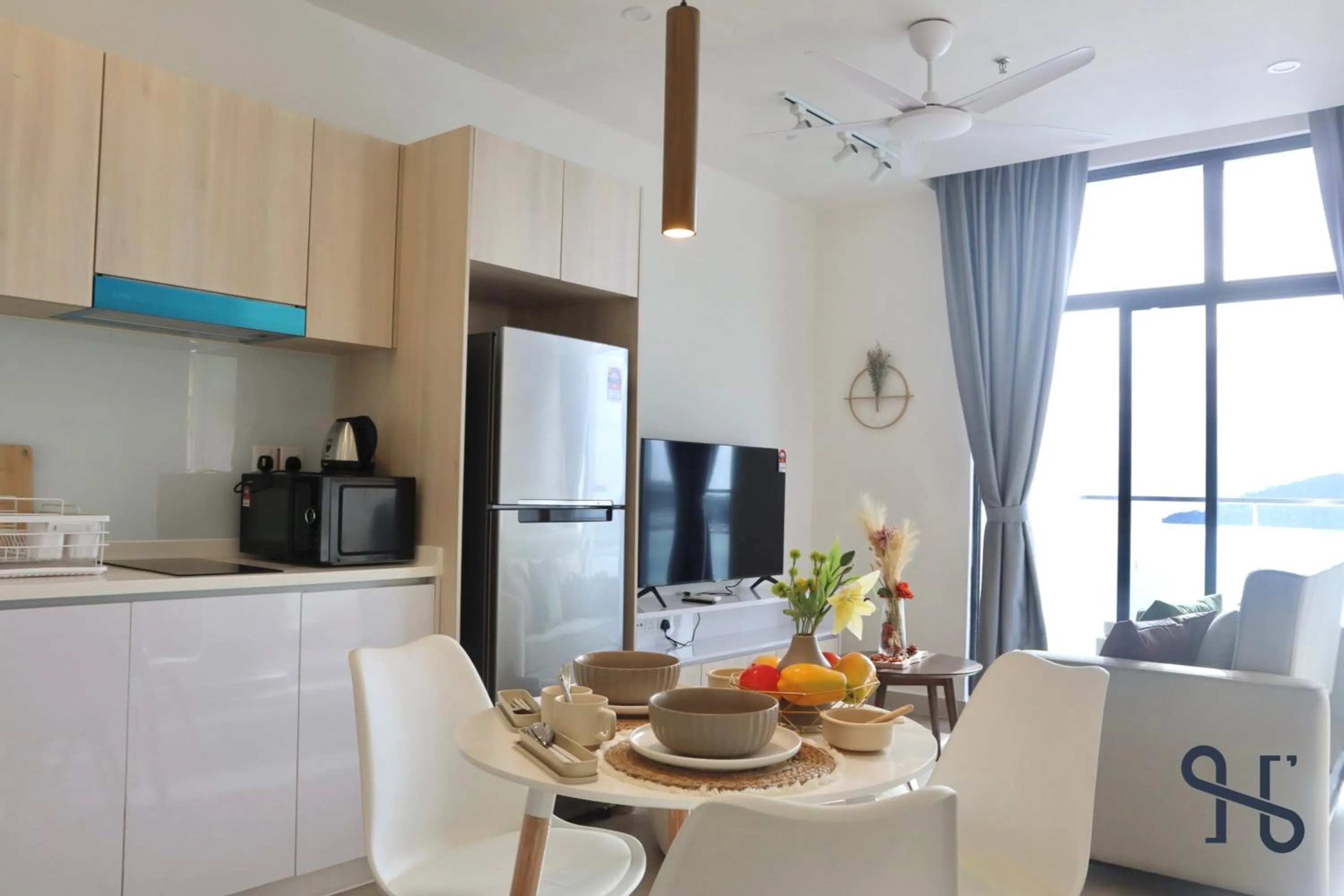 Dining area in The Shore by Homesuite'