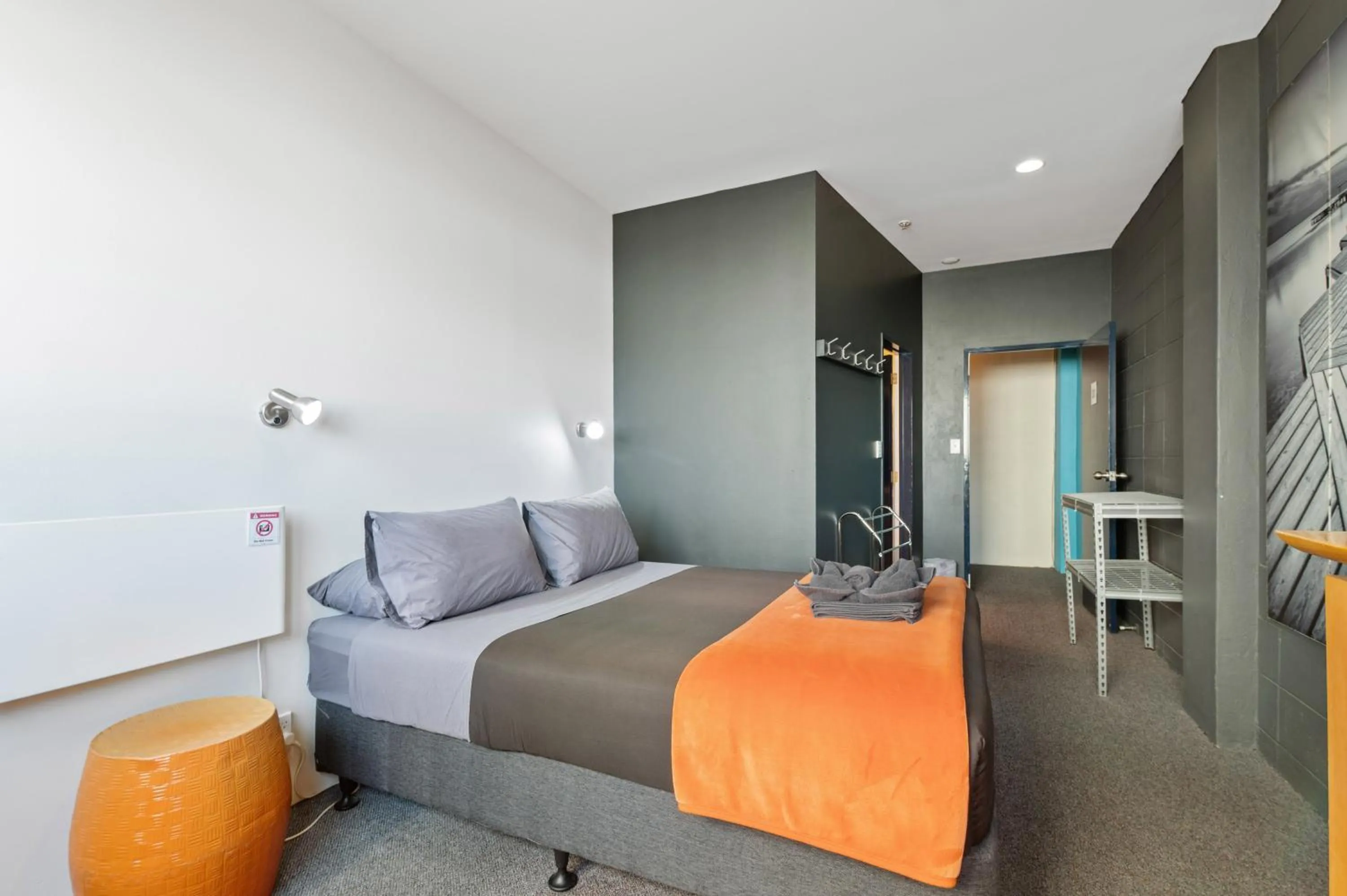 Bed in Rock Solid Backpackers Rotorua