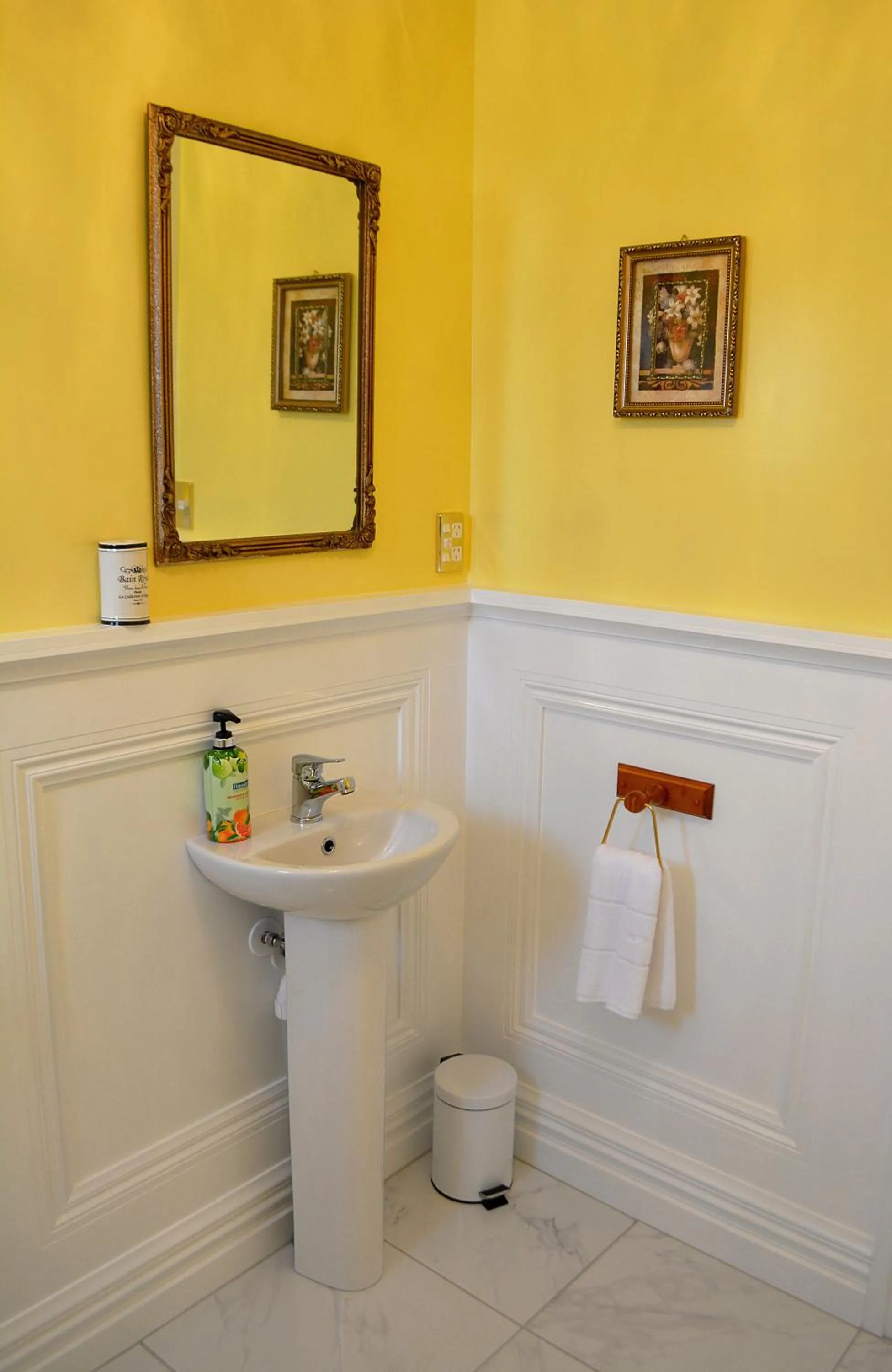 Toilet in Theatre Royal Hotel