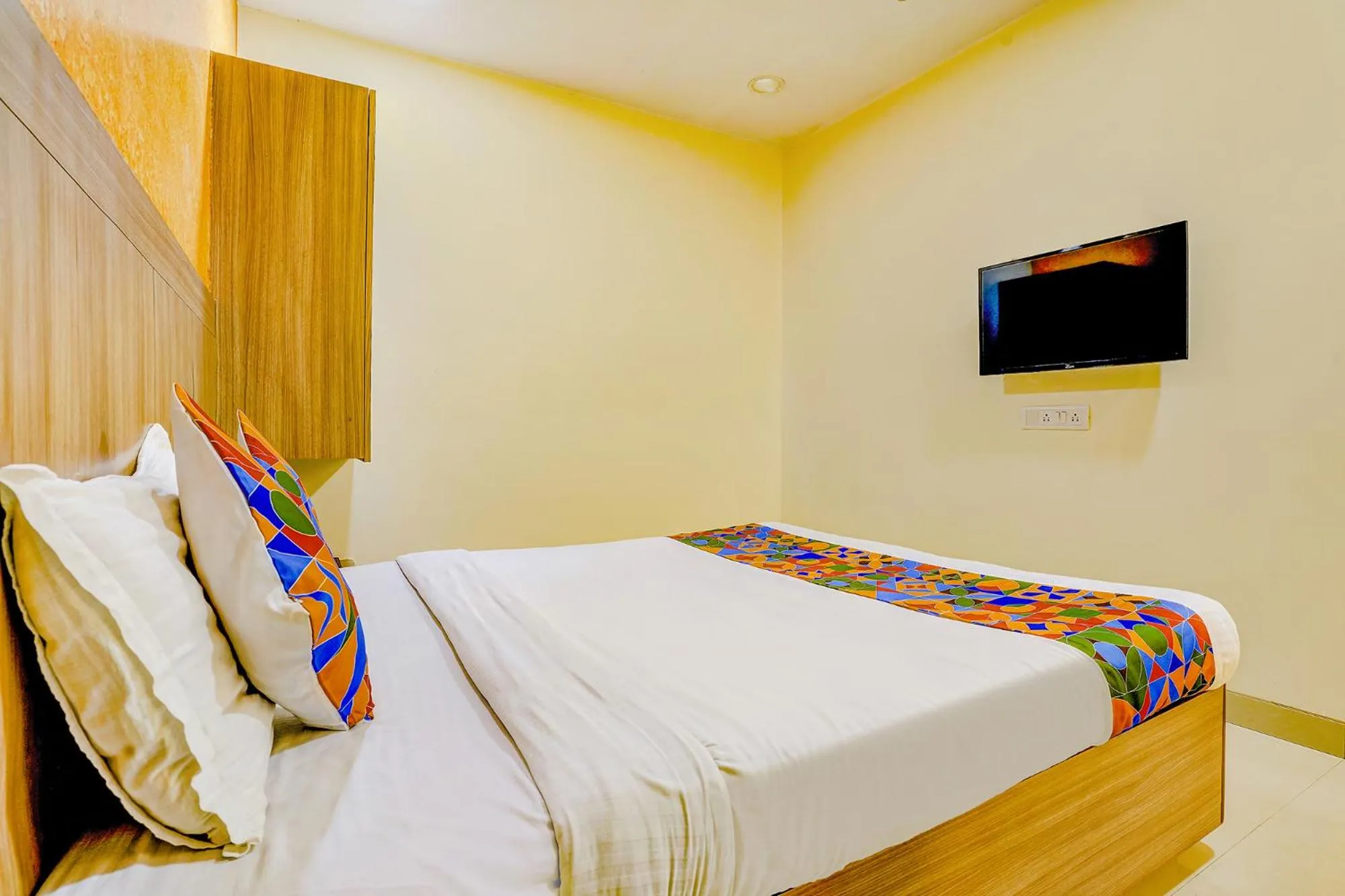 Bed in FabExpress Prakash Inn - Nr Mumbai International Airport