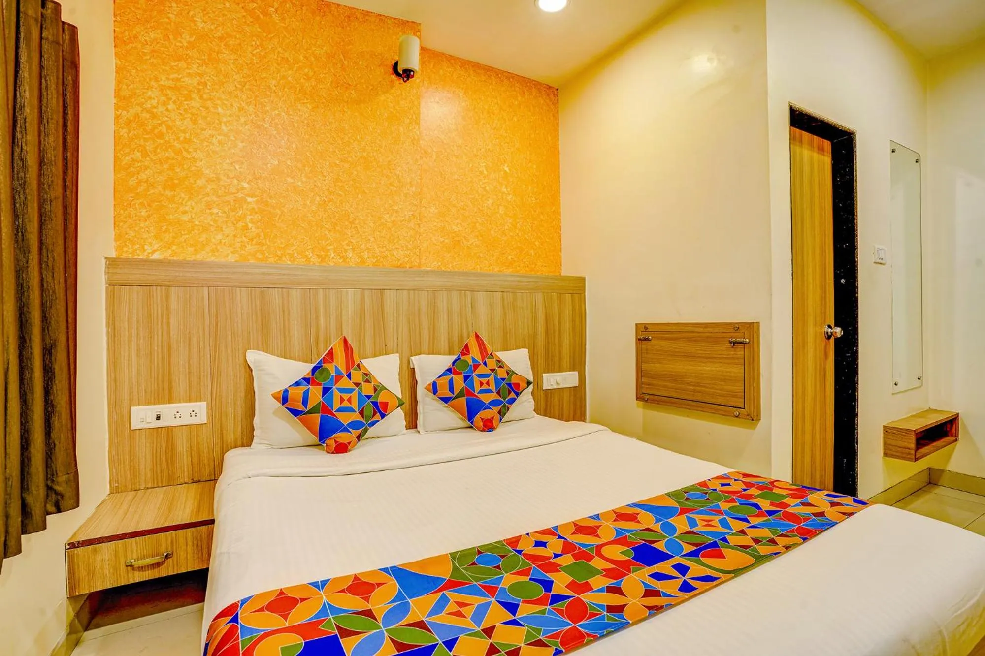 Bed in FabExpress Prakash Inn - Nr Mumbai International Airport