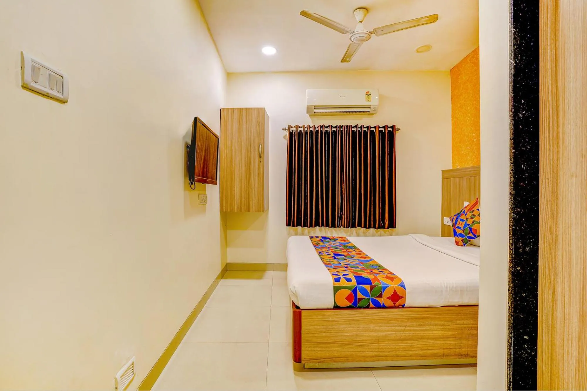 Bed in FabExpress Prakash Inn - Nr Mumbai International Airport