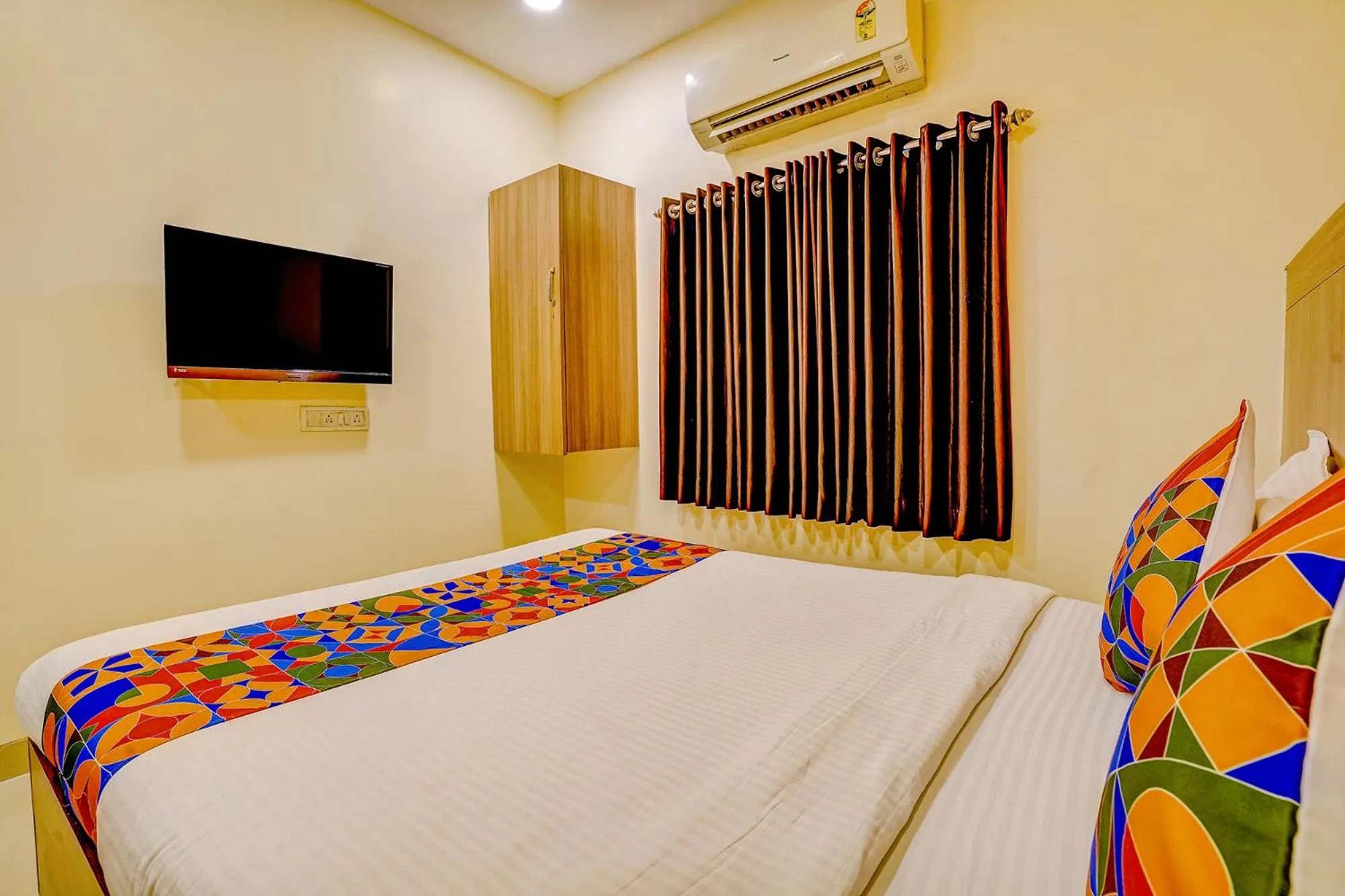 Bed in FabExpress Prakash Inn - Nr Mumbai International Airport