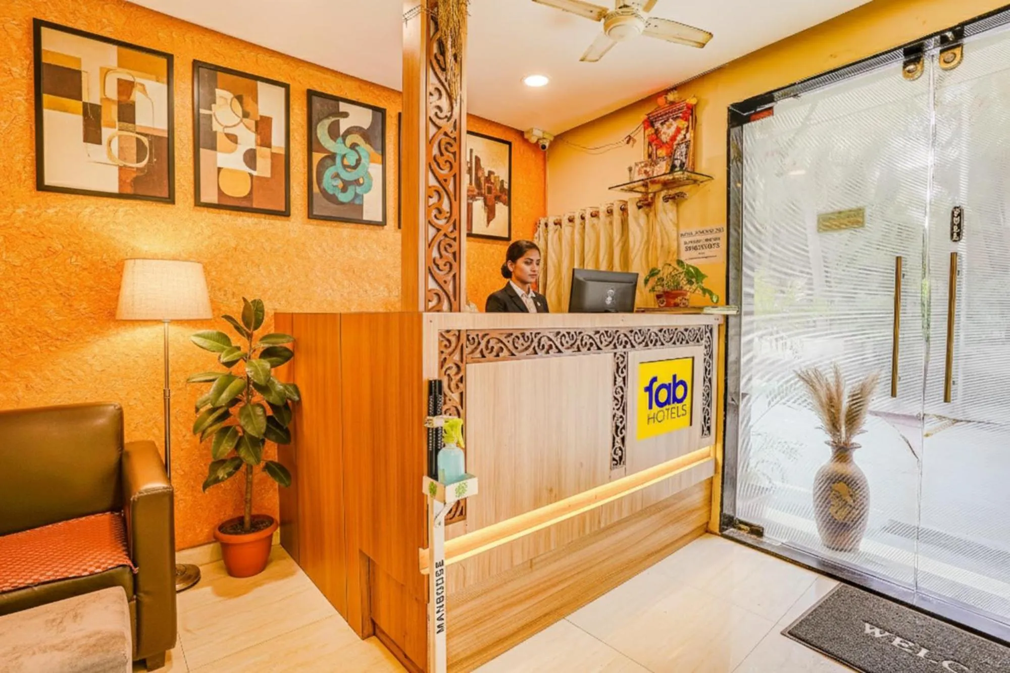 Lobby or reception in FabExpress Prakash Inn - Nr Mumbai International Airport