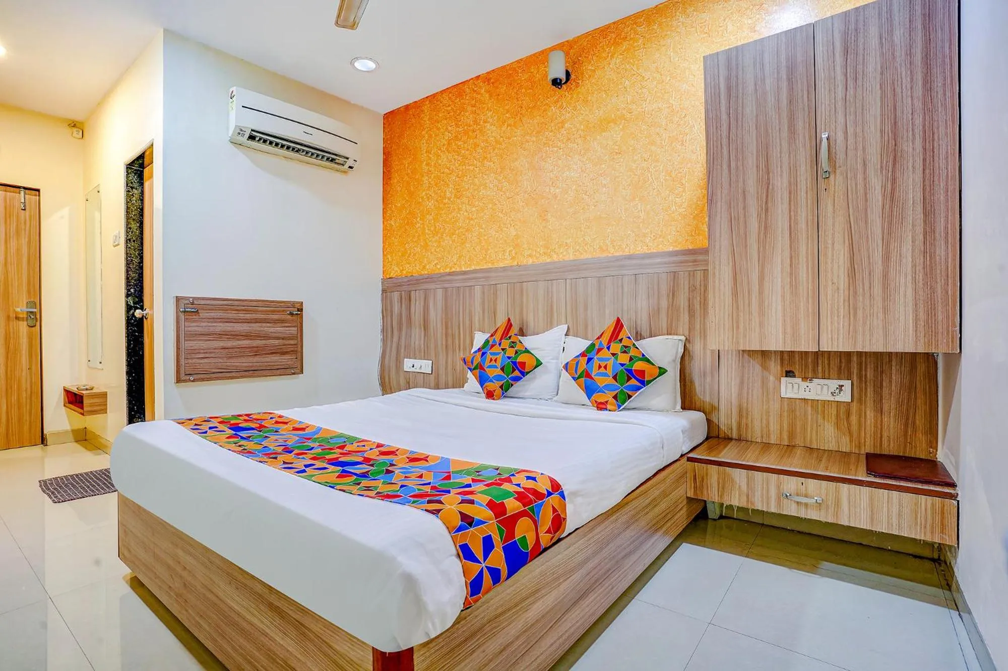 Bed in FabExpress Prakash Inn - Nr Mumbai International Airport