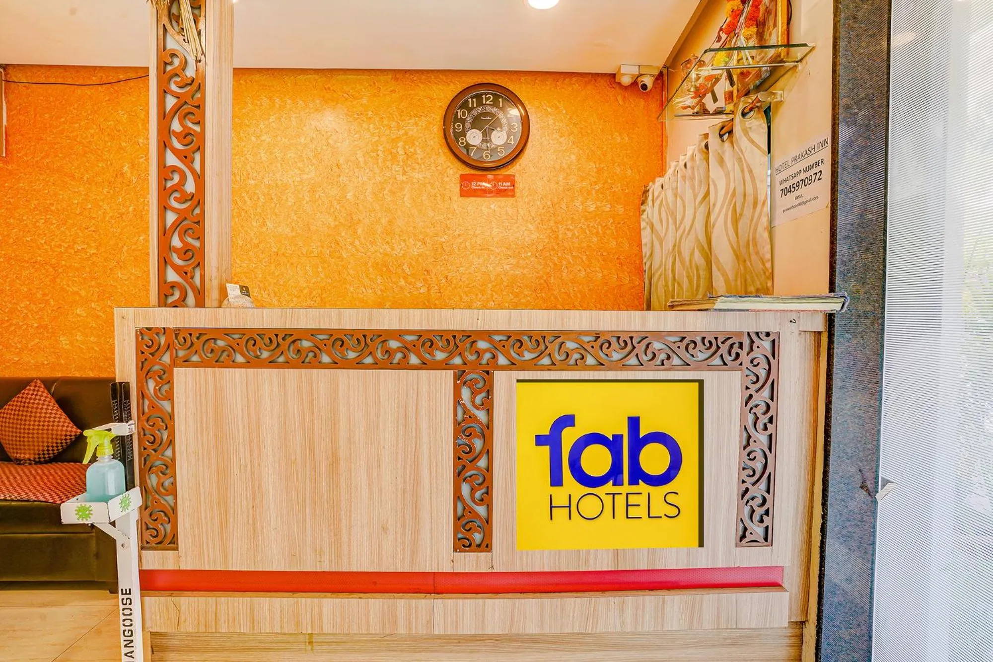Lobby or reception in FabExpress Prakash Inn - Nr Mumbai International Airport