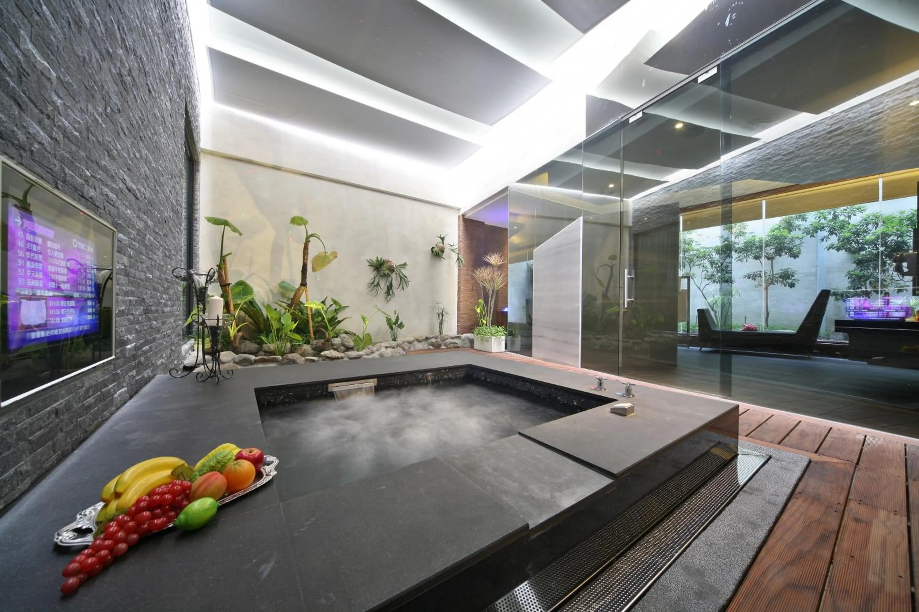 Hot Tub in Han Guan Motel