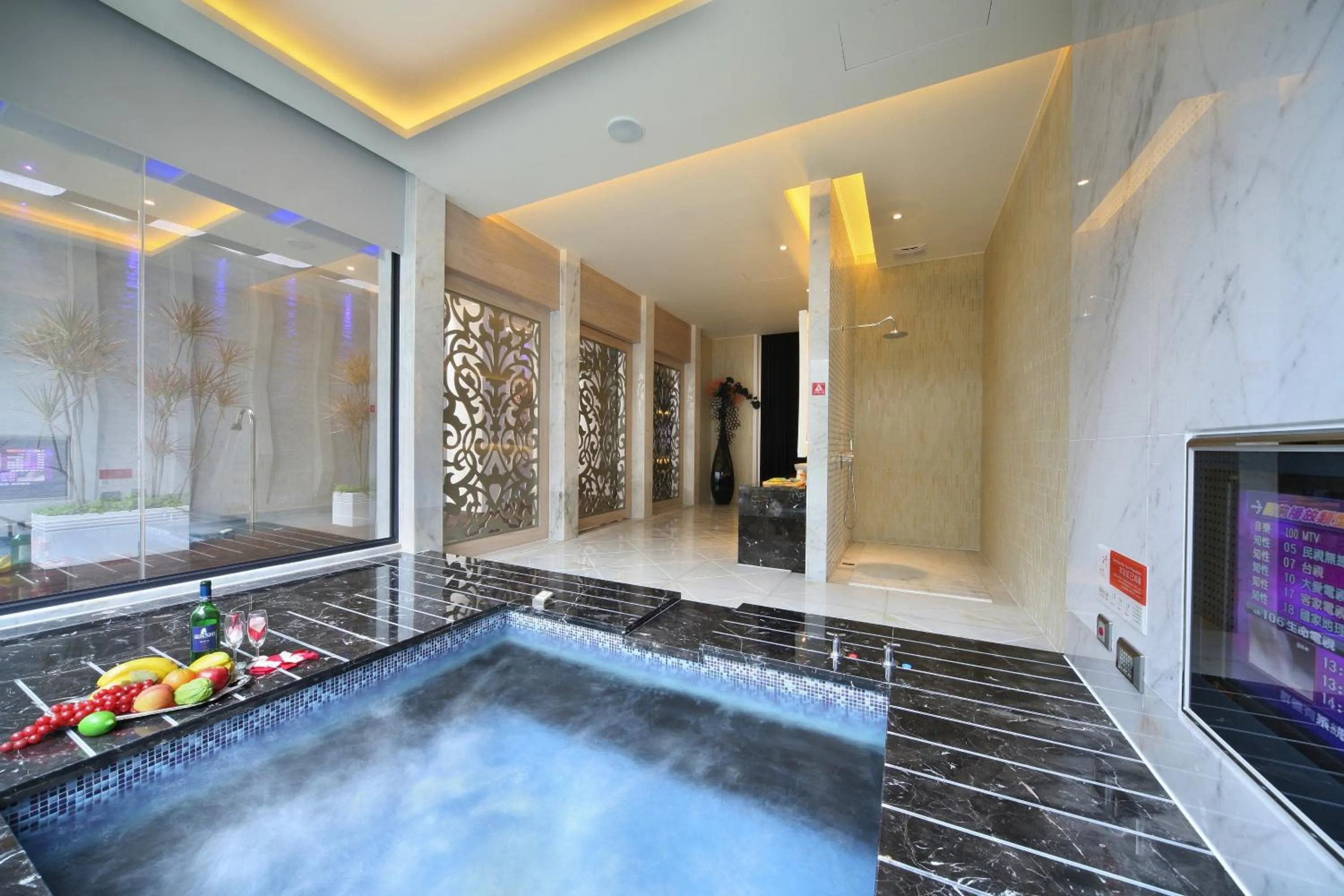 Hot Tub in Han Guan Motel