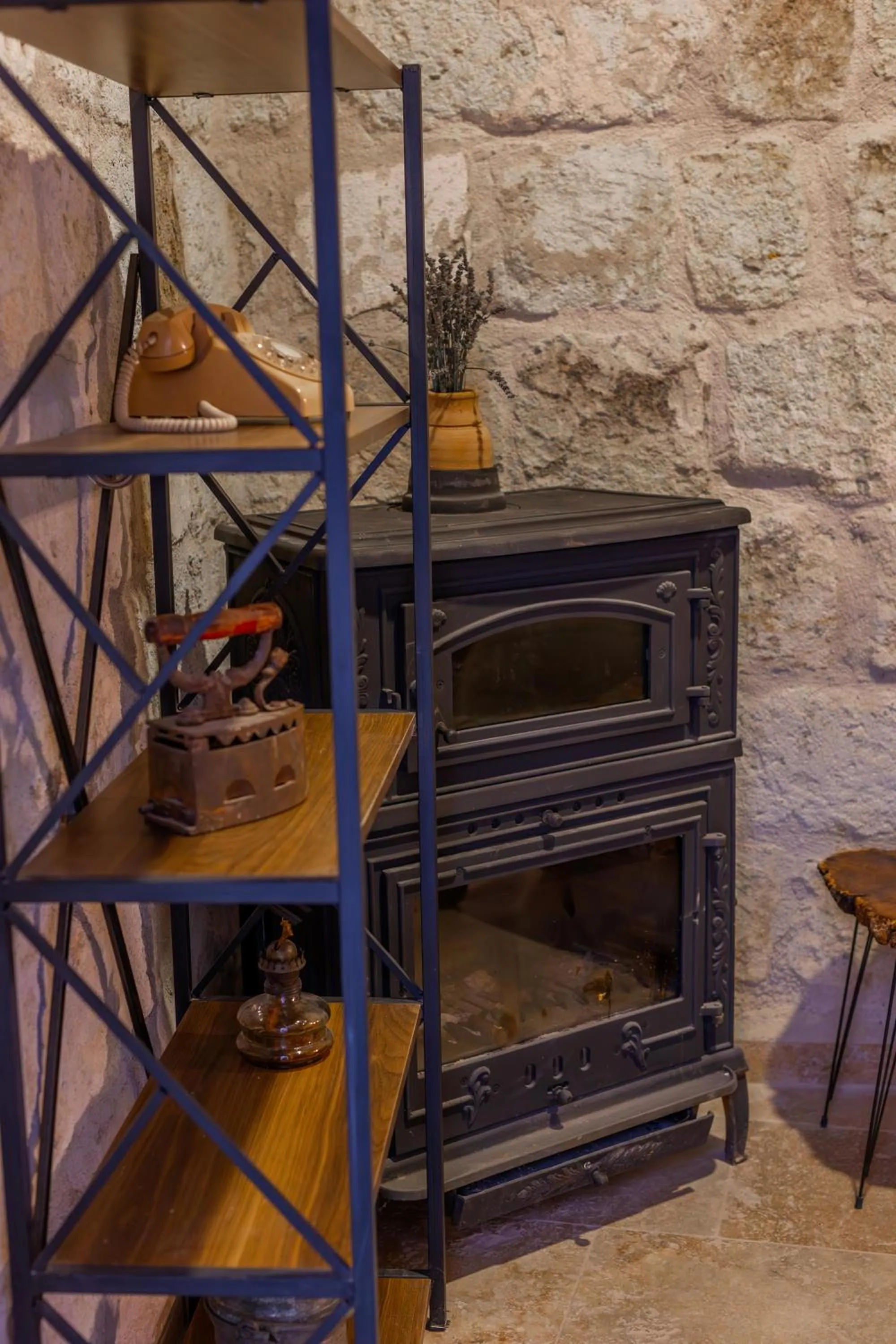 Decorative detail in Belenus Cave House