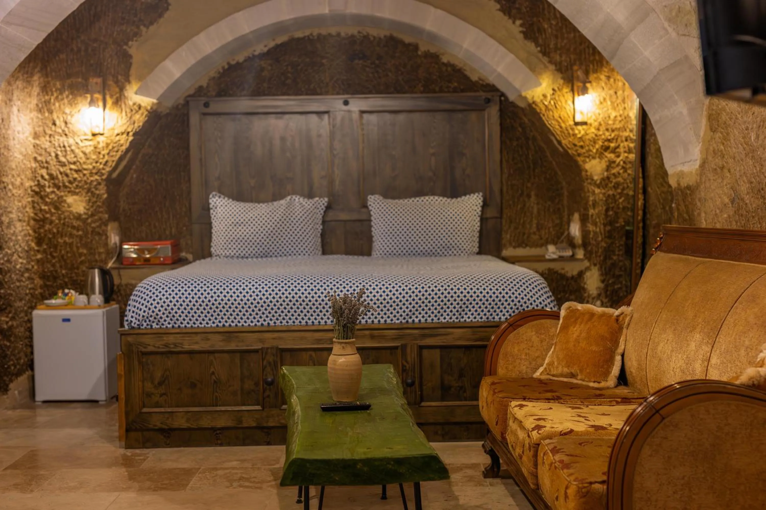 Photo of the whole room, Bed in Belenus Cave House