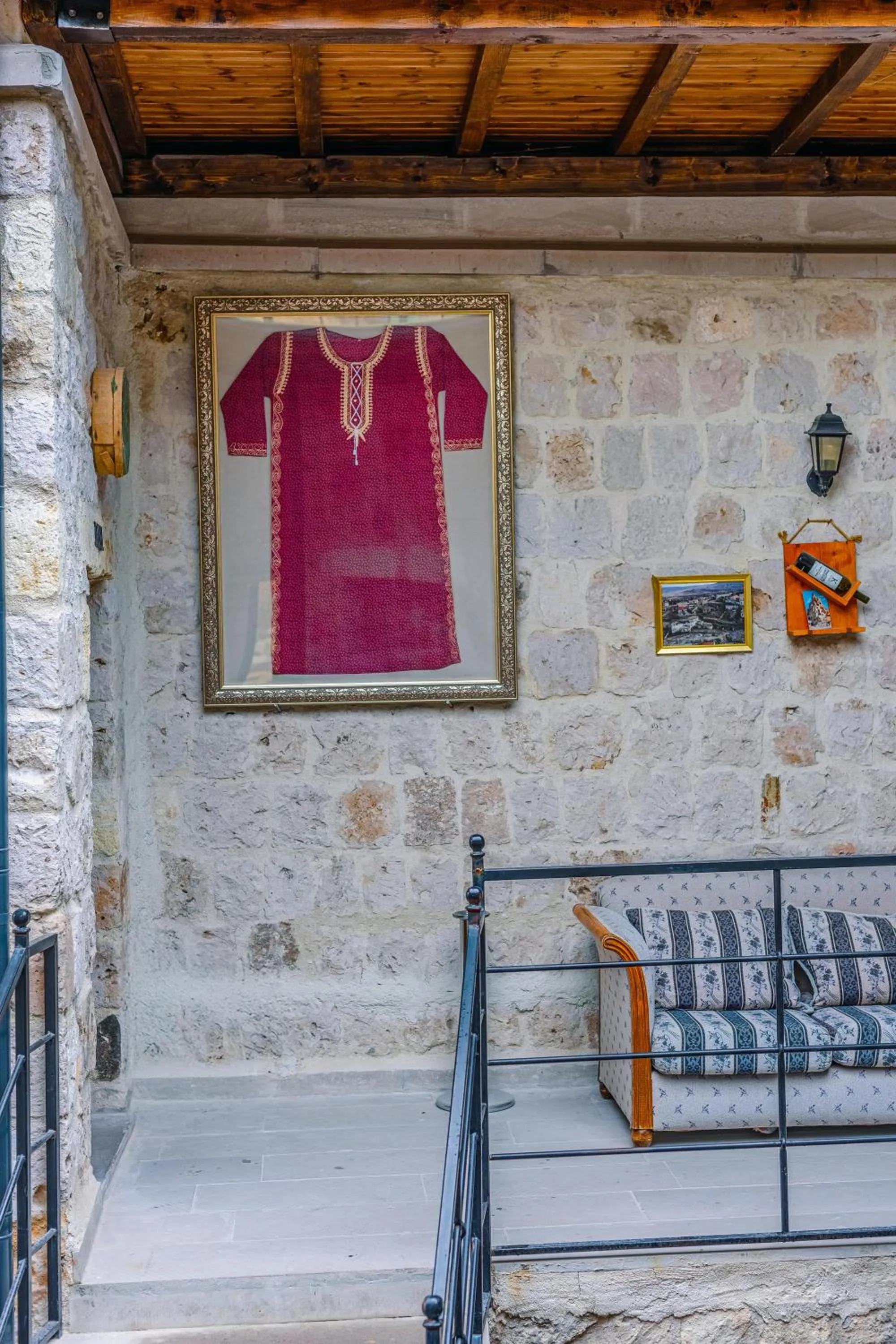 Decorative detail in Belenus Cave House