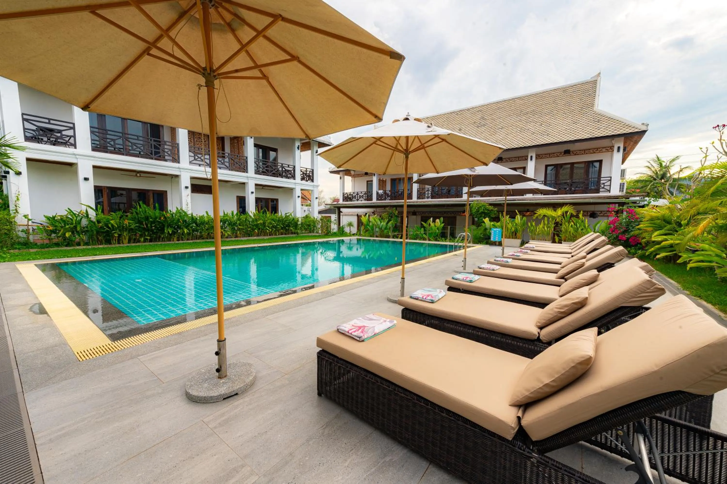 Swimming pool in Madilao Hotel