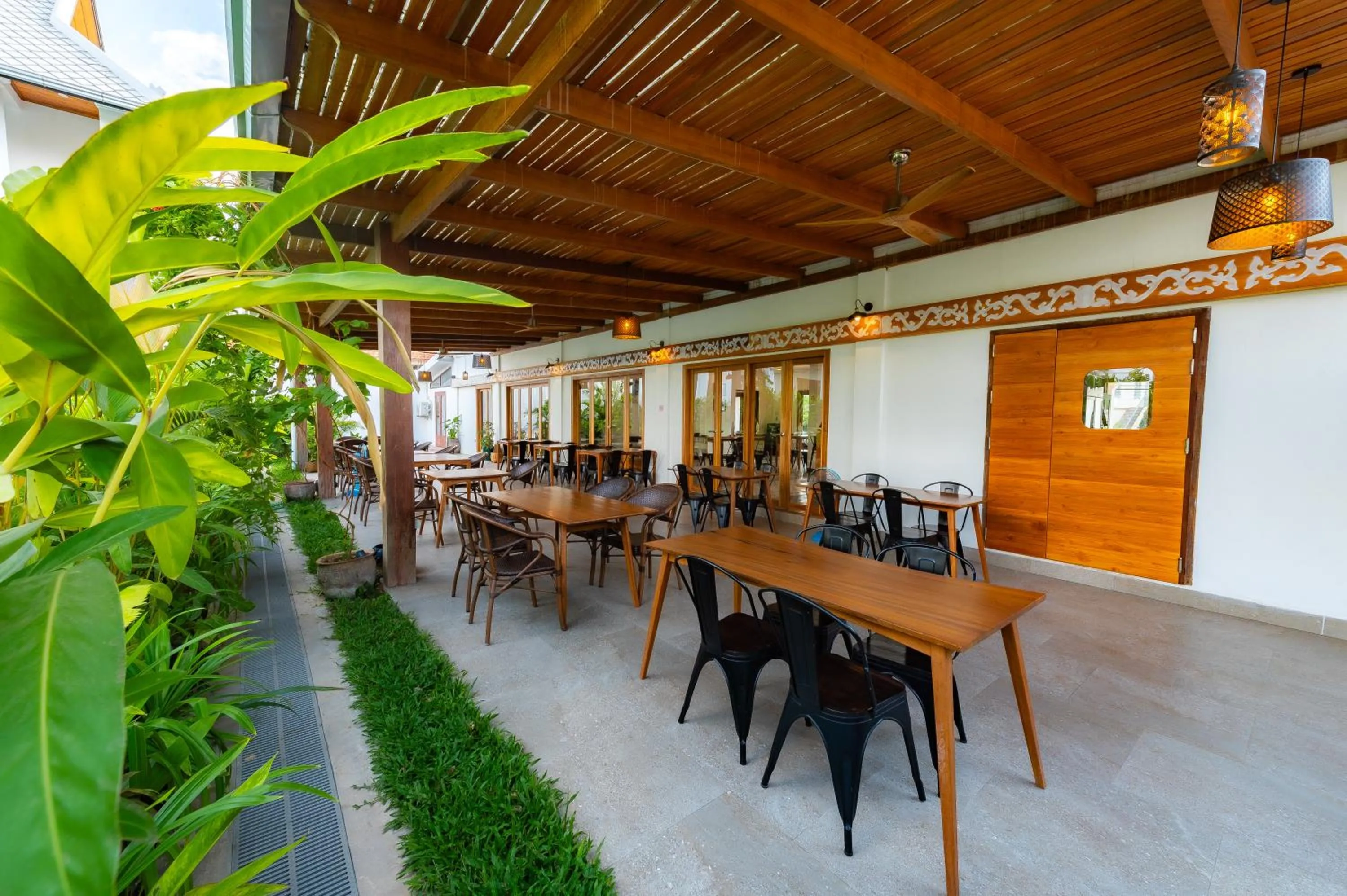 Restaurant/places to eat in Madilao Hotel