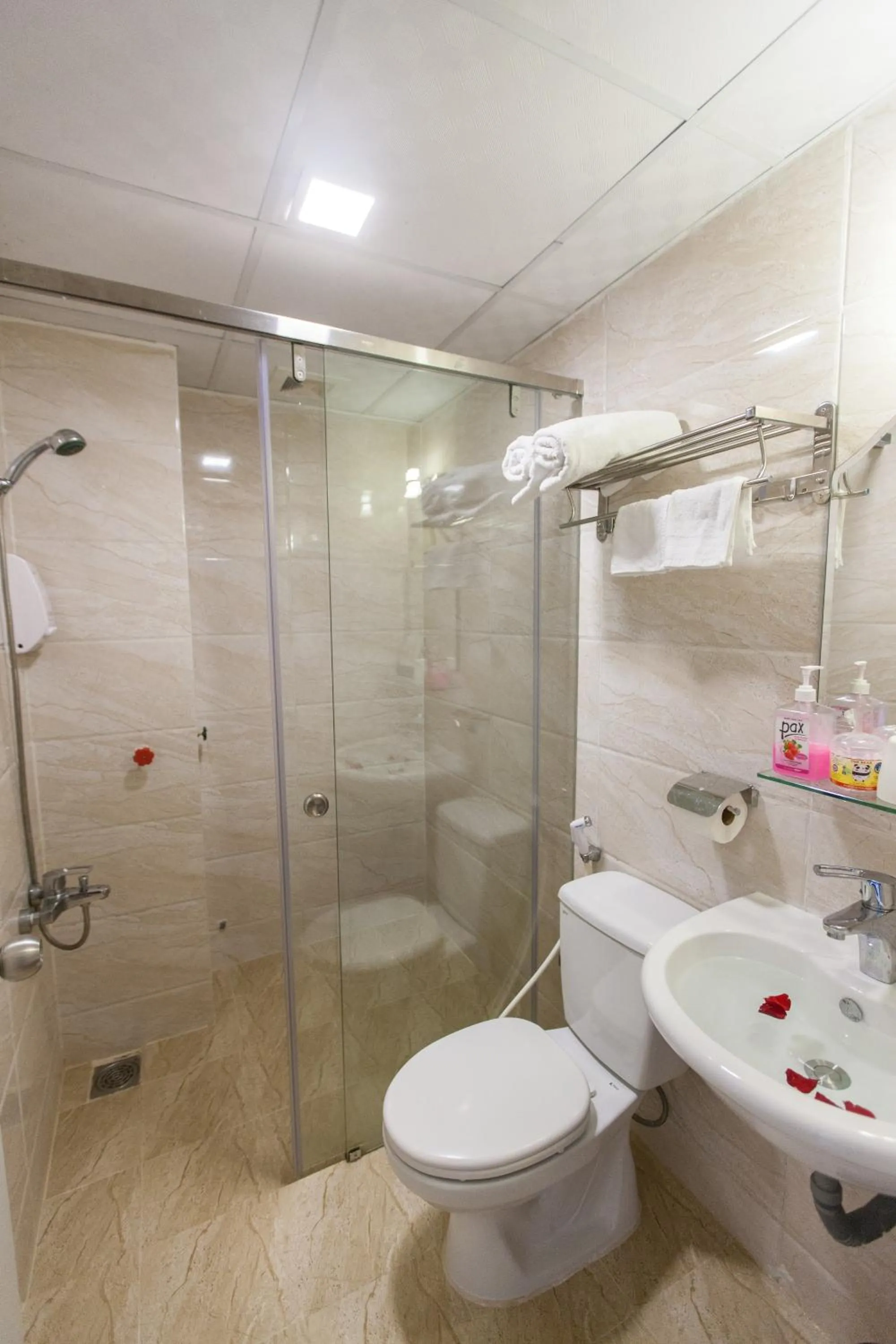 Shower in Ailen Garden 2 Hotel