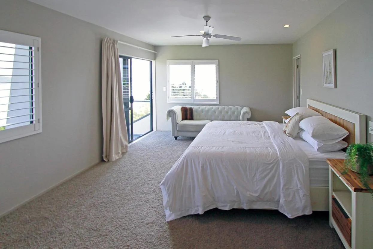 Photo of the whole room, Bed in Tahi Lodge - Matakana Coast