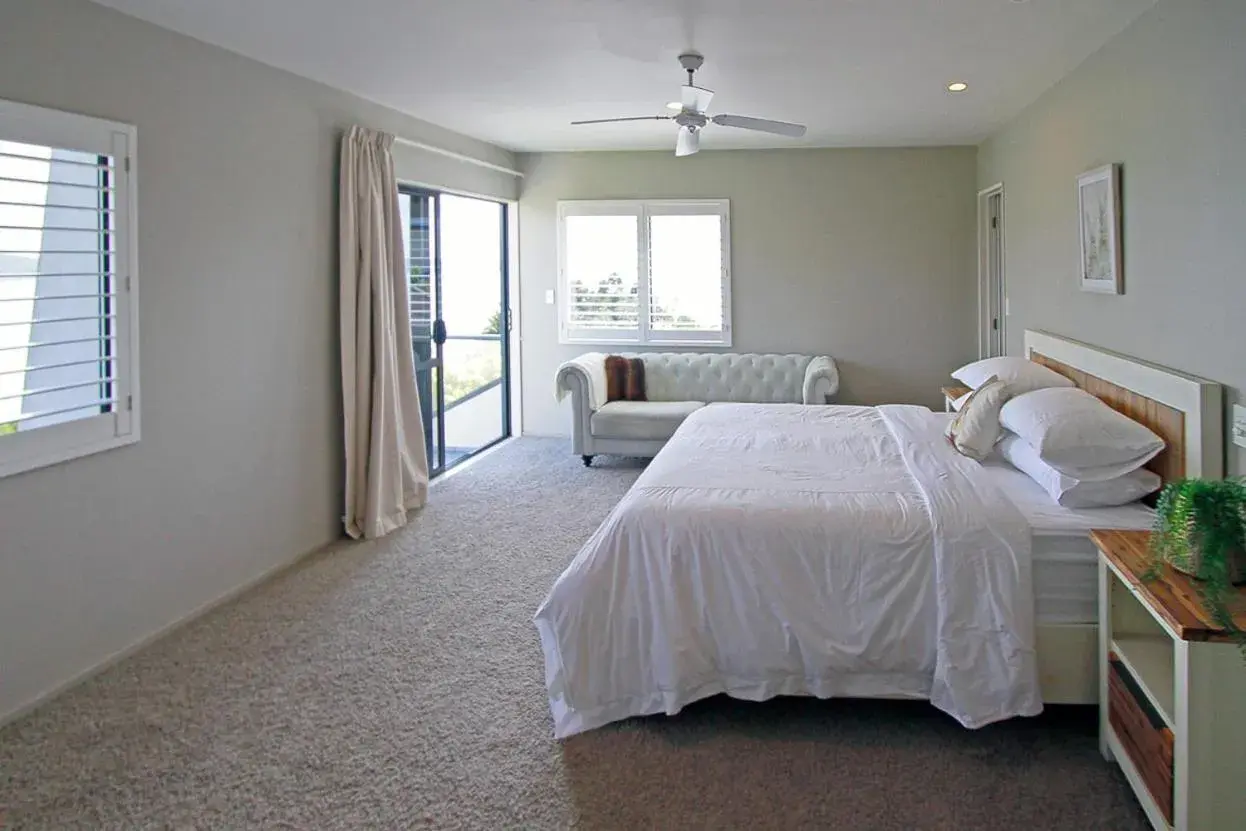 Four-Bedroom Holiday Home in Tahi Lodge - Matakana Coast Four-Bedroom Holiday Home in Tahi Lodge - Matakana Coast