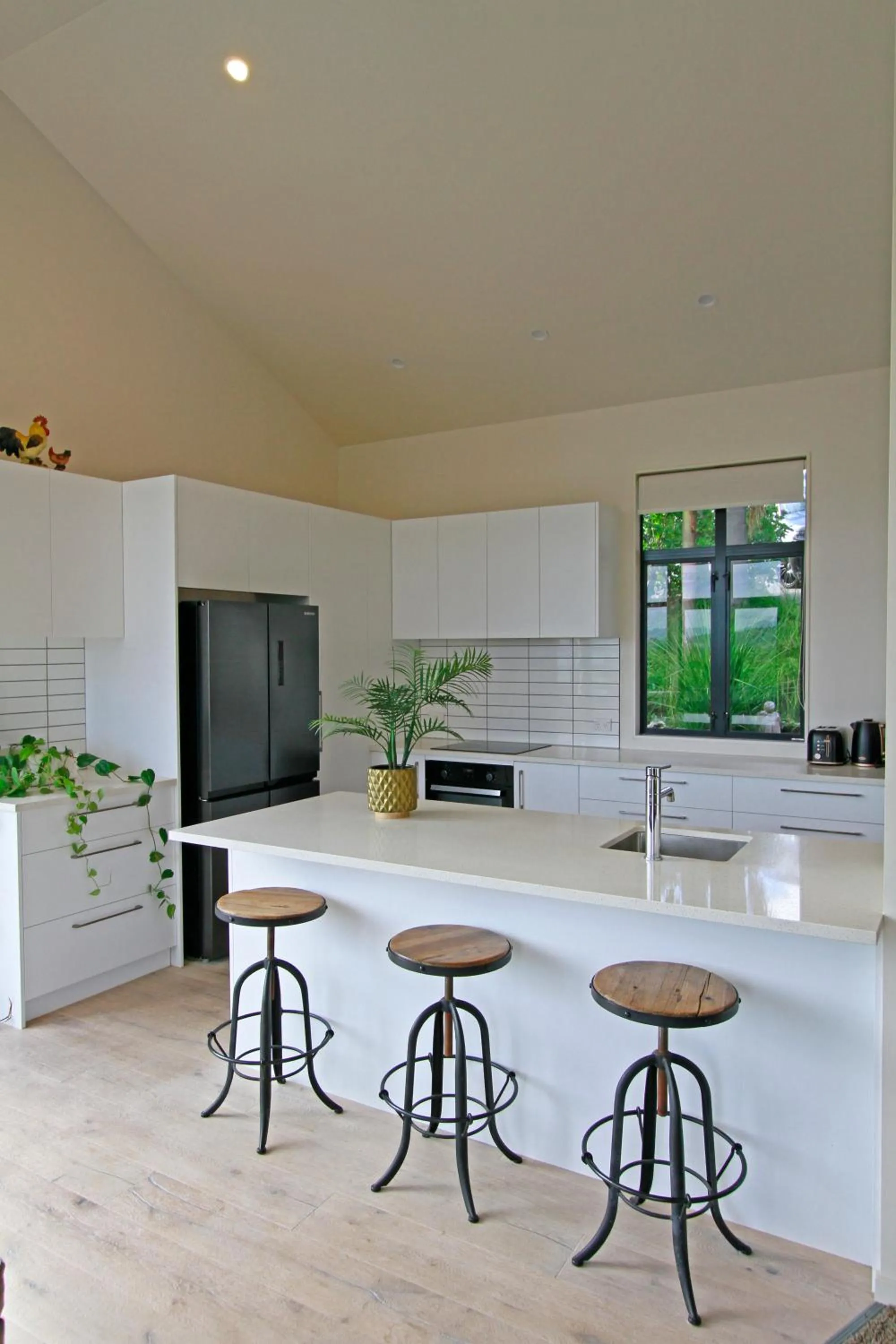 Kitchen or kitchenette in Tahi Lodge - Matakana Coast