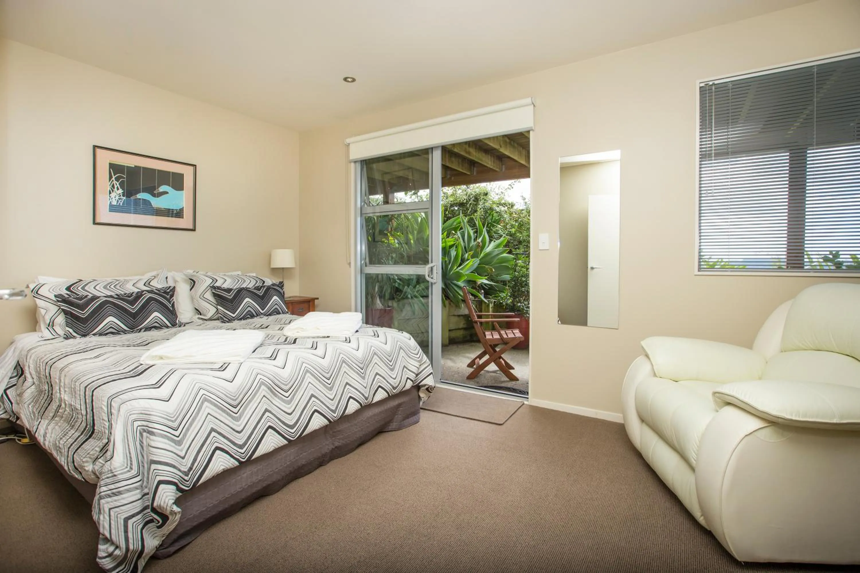 Bed in Tahi Lodge - Matakana Coast