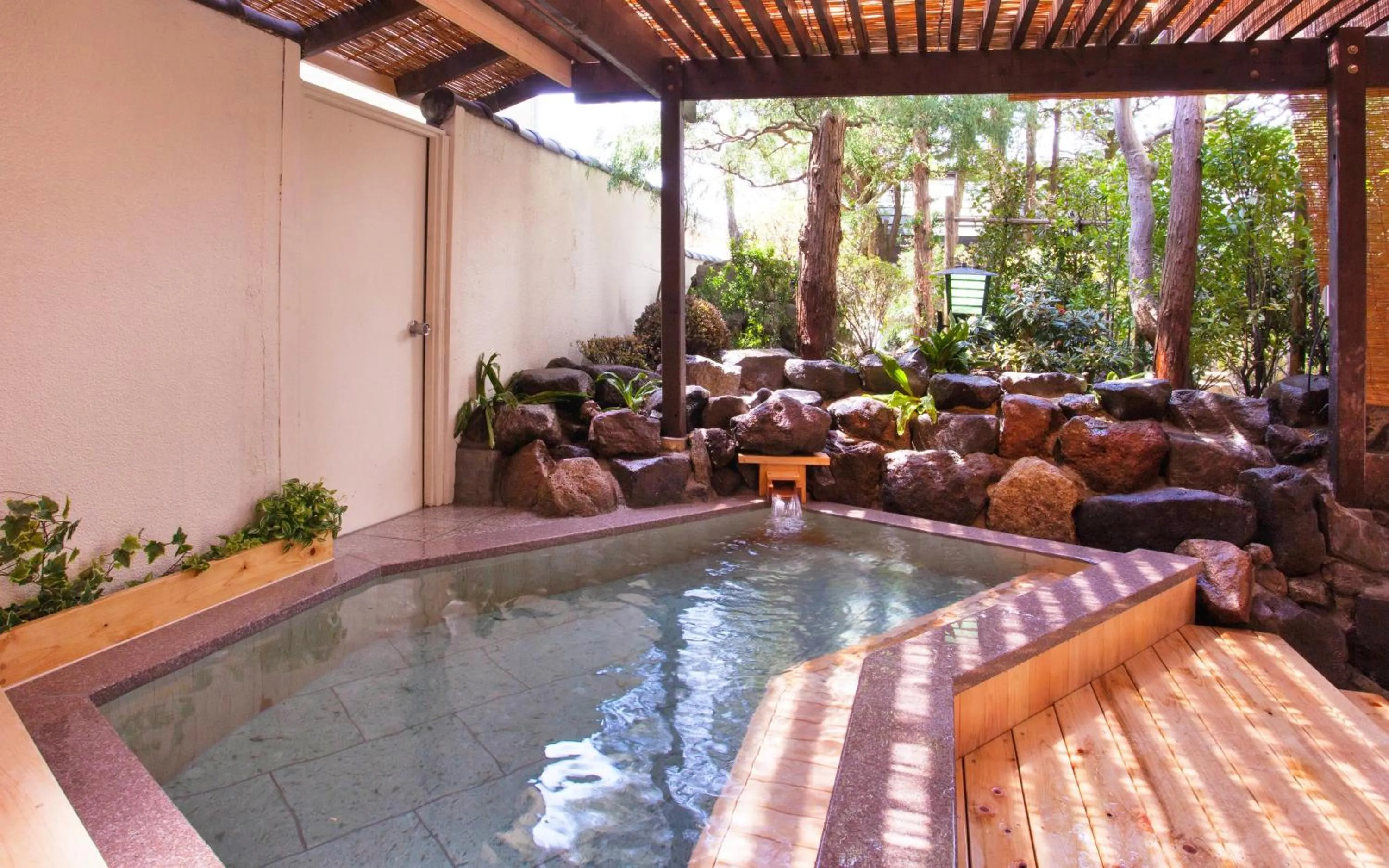 Hot Spring Bath in Nishiki-no-Yu Jimotoya