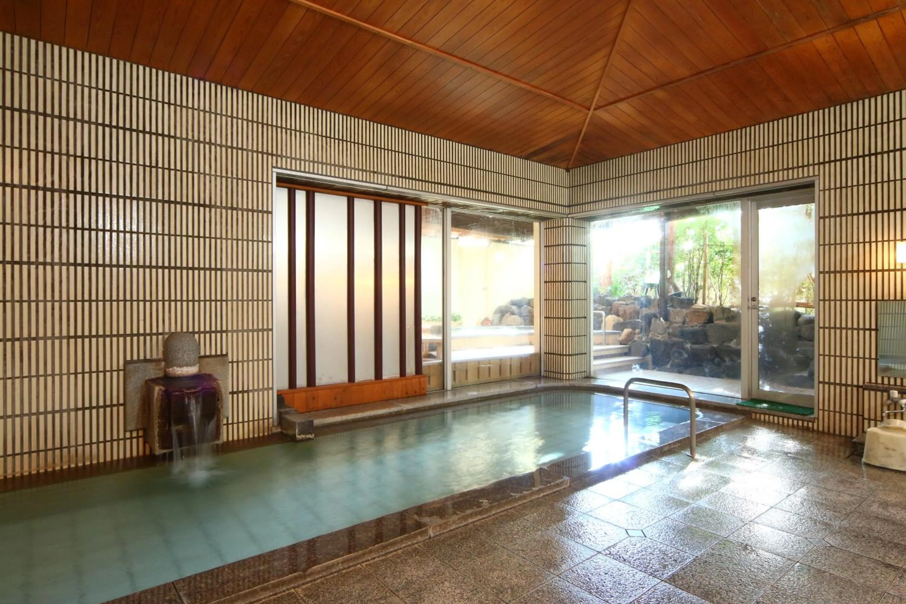 Hot Spring Bath in Nishiki-no-Yu Jimotoya