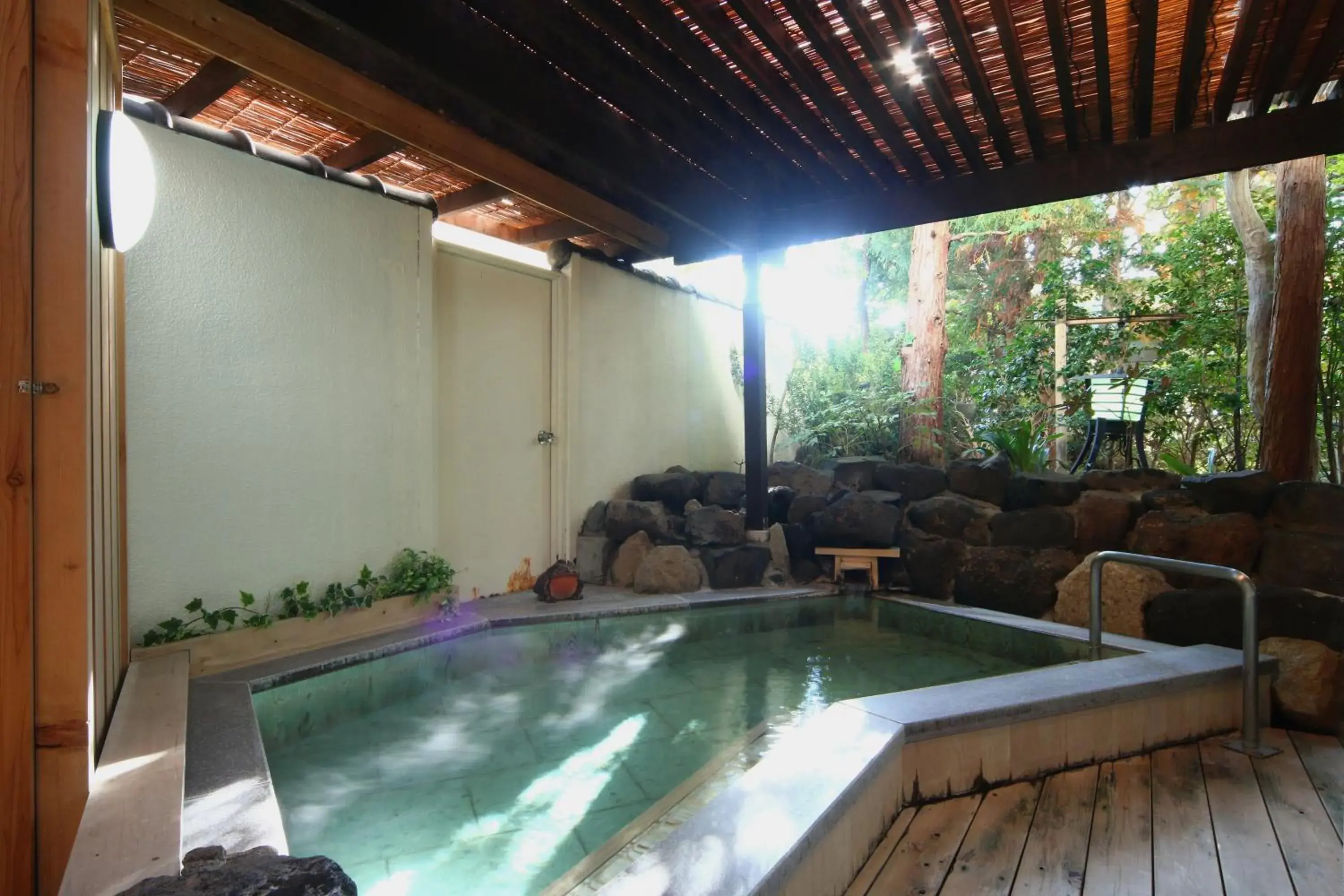 Hot Spring Bath in Nishiki-no-Yu Jimotoya Hot Spring Bath in Nishiki-no-Yu Jimotoya