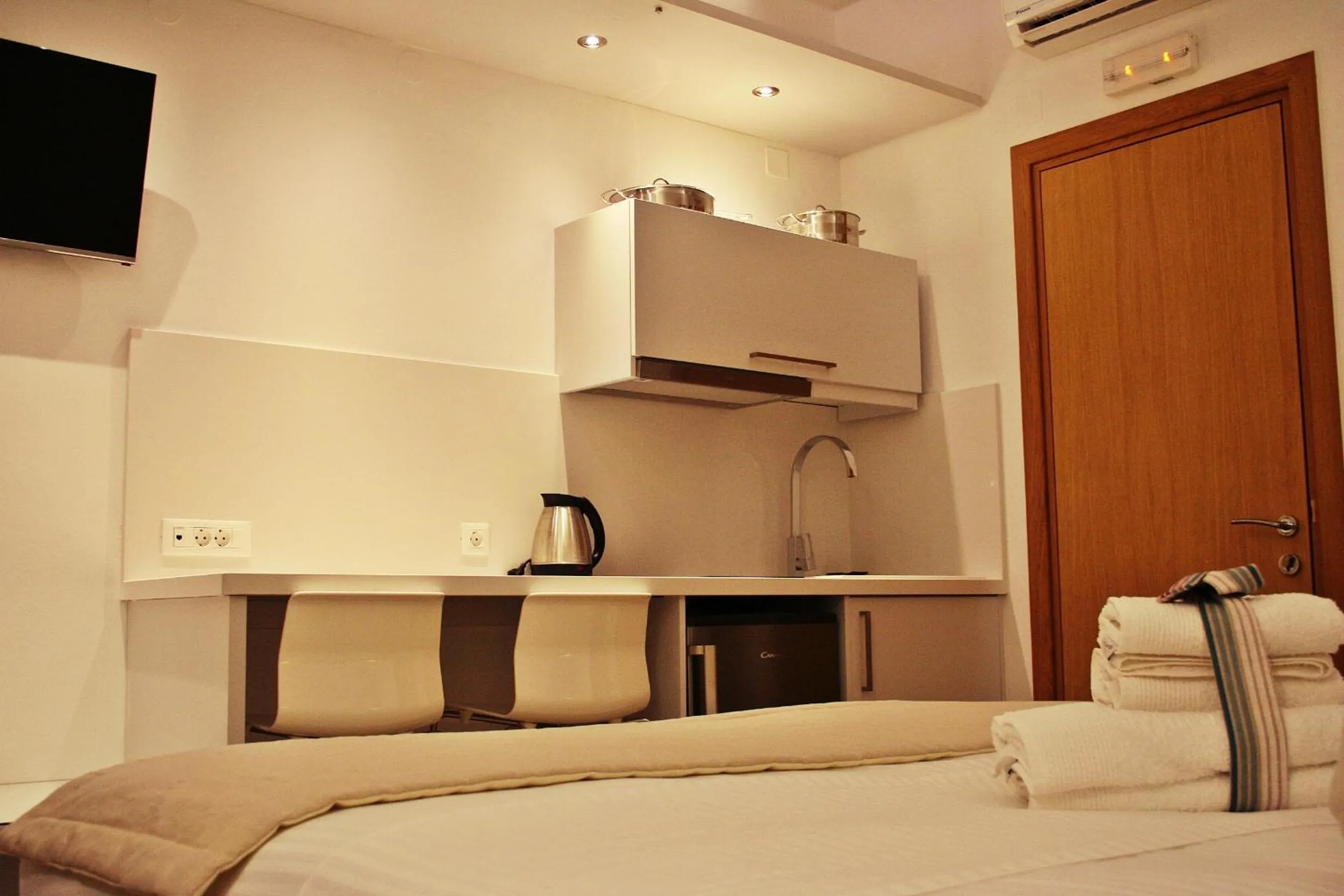 Kitchen or kitchenette, Bed in Lindos Beauty