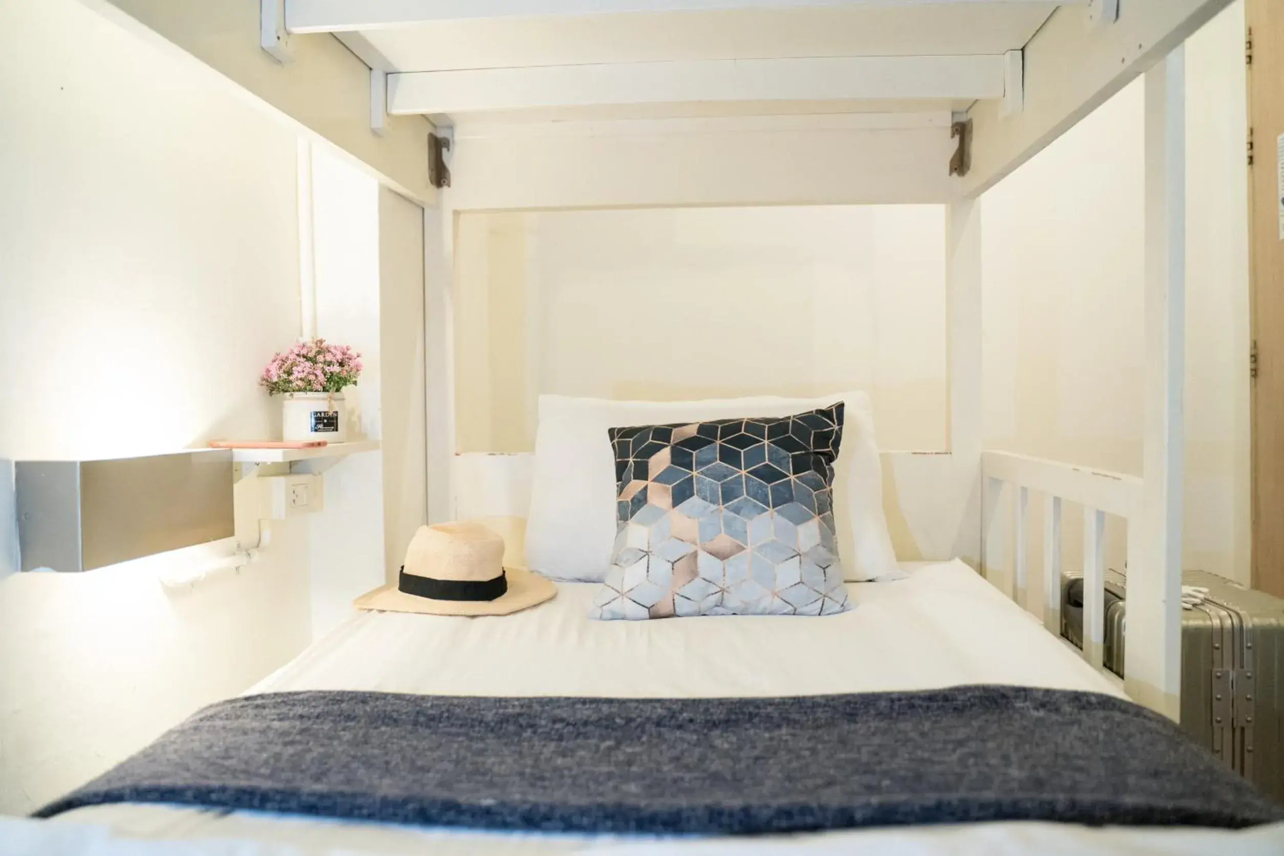 Twin bunk bed with Shared Bathroom (upper floor) in Qilombo Hostel Silom - HQ Twin bunk bed with Shared Bathroom (upper floor) in Qilombo Hostel Silom - HQ