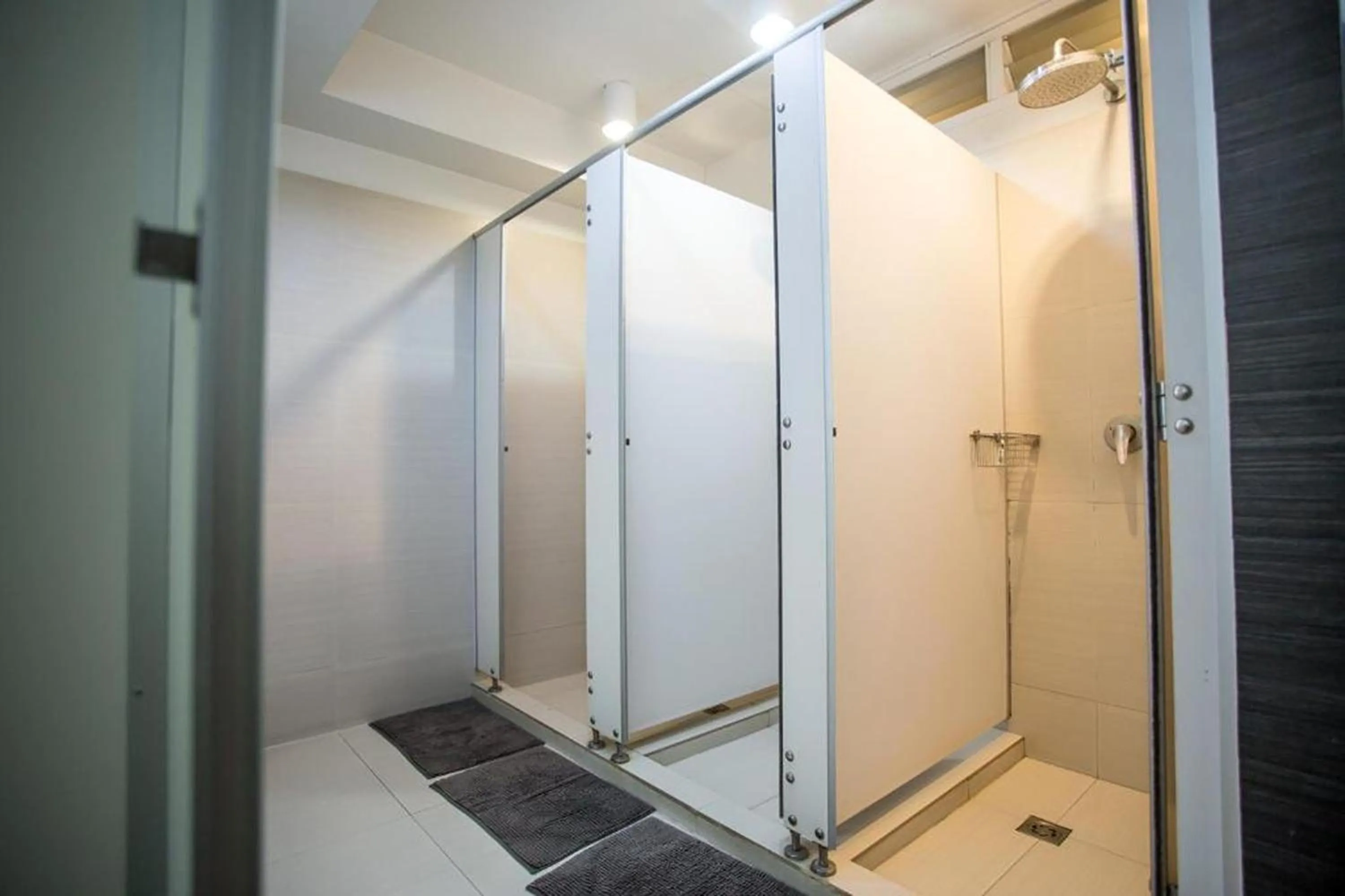 Shower in Qilombo Hostel Silom