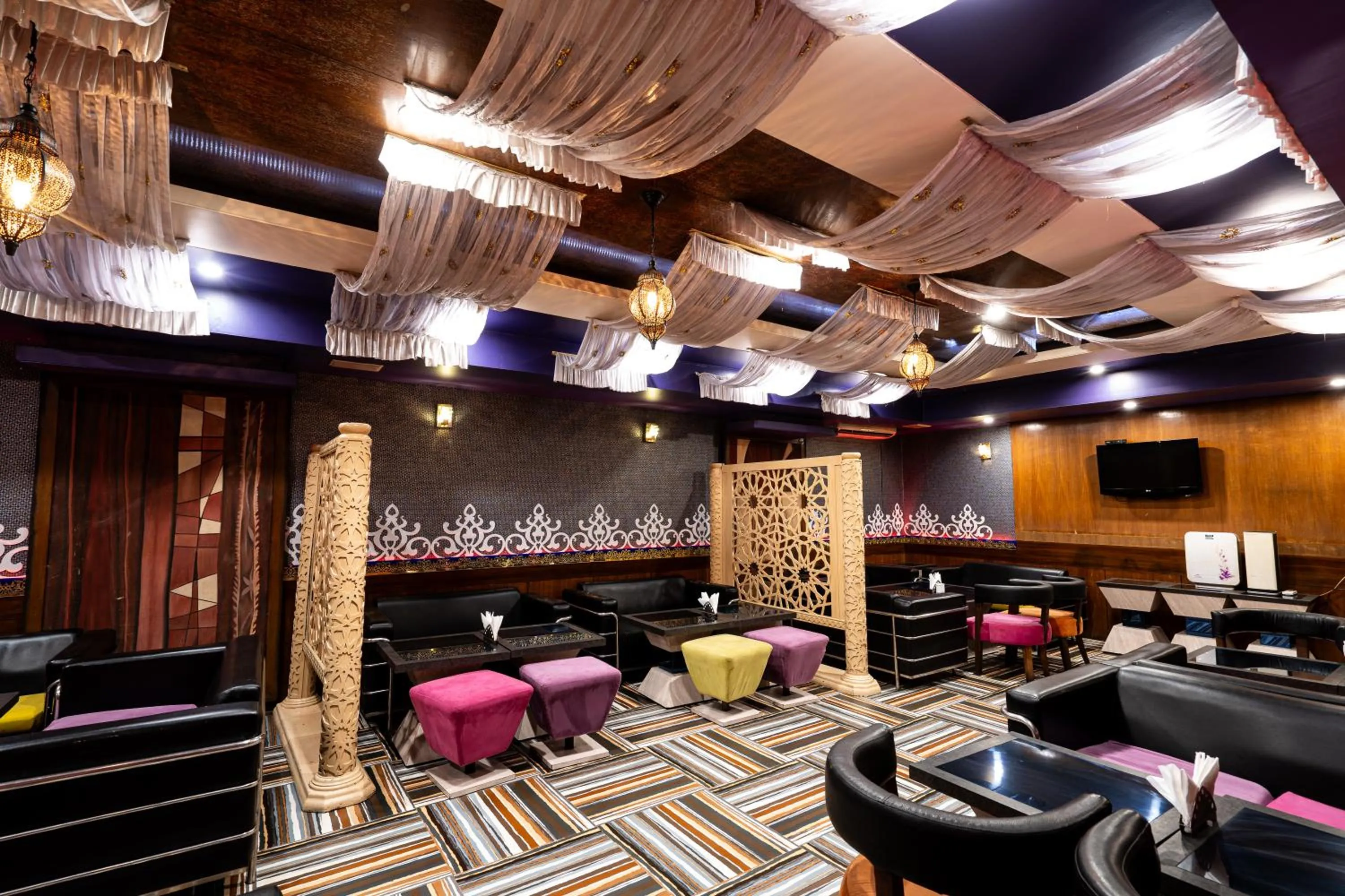 Restaurant/places to eat in Hotel Celebration