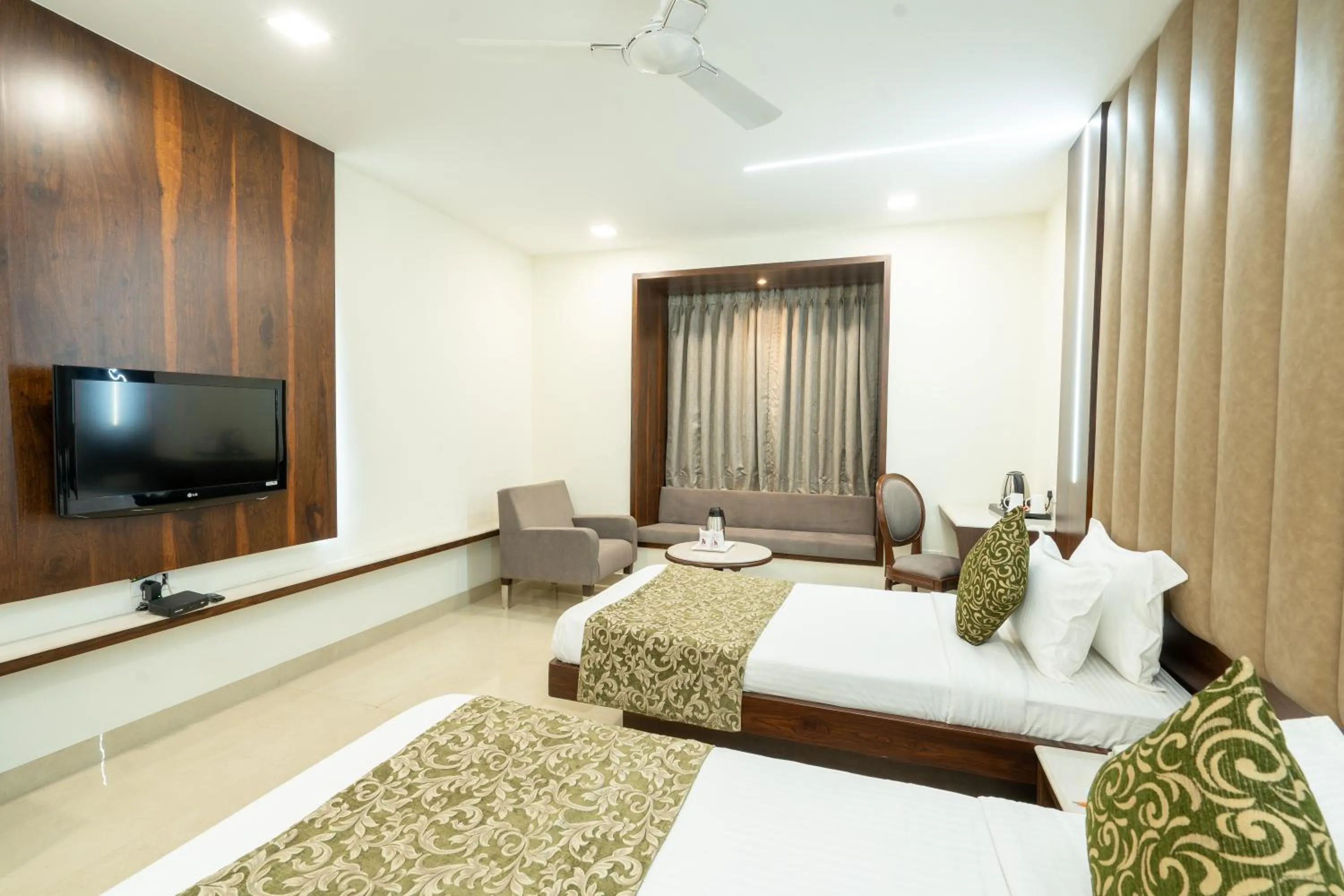 Photo of the whole room, Bed in Hotel Celebration