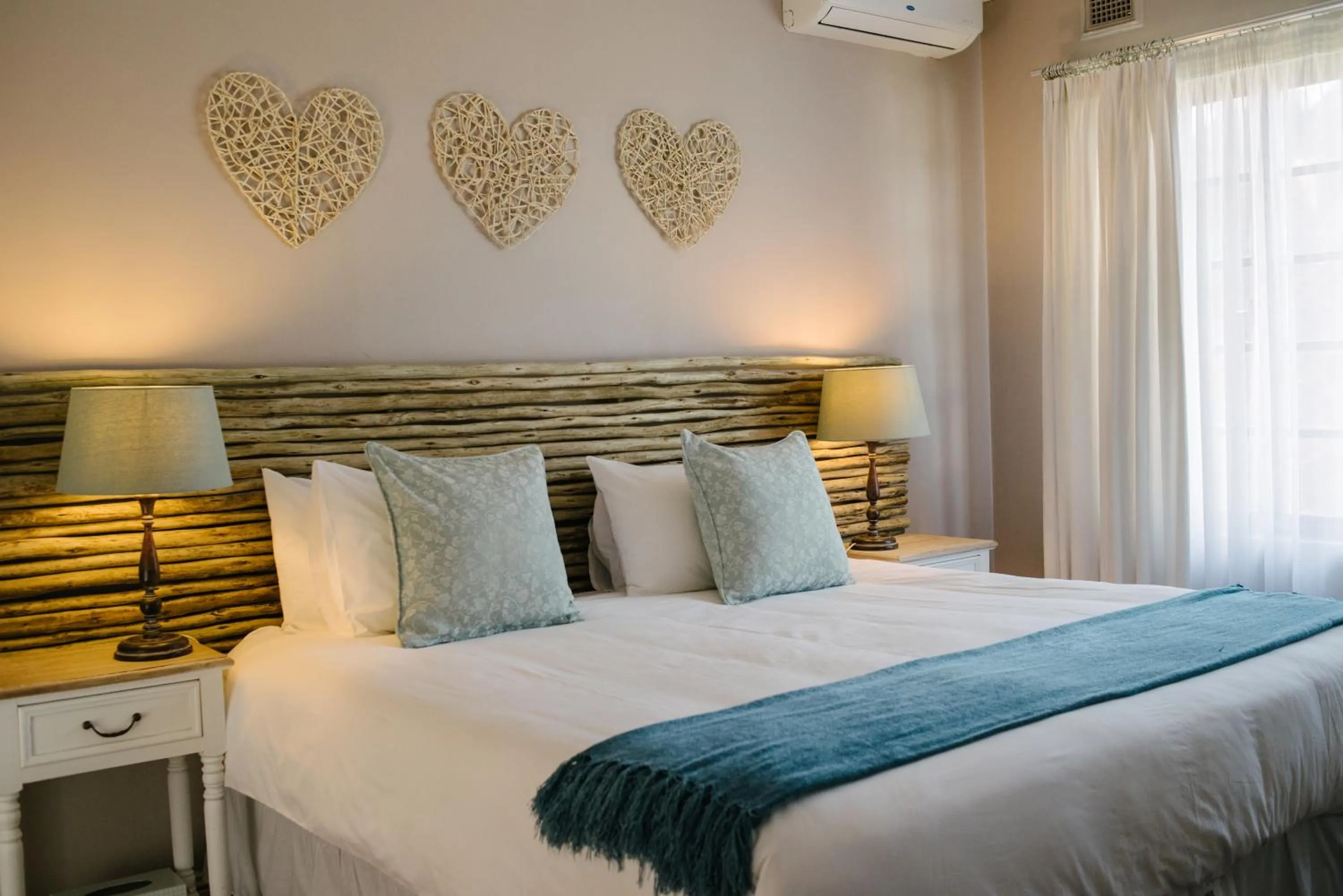 Photo of the whole room, Bed in African Sands B&B