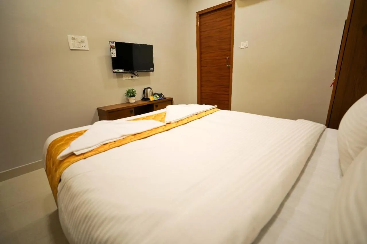 Bed in Hotel Ceasta, Beside US Consulate Hyderabad, Gachibowli