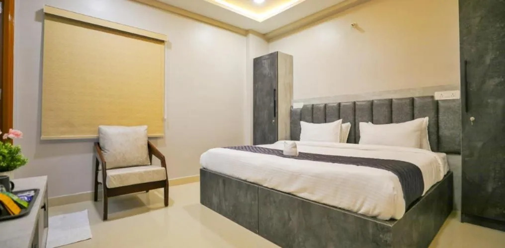 Bed in Hotel Ceasta, Beside US Consulate Hyderabad, Gachibowli