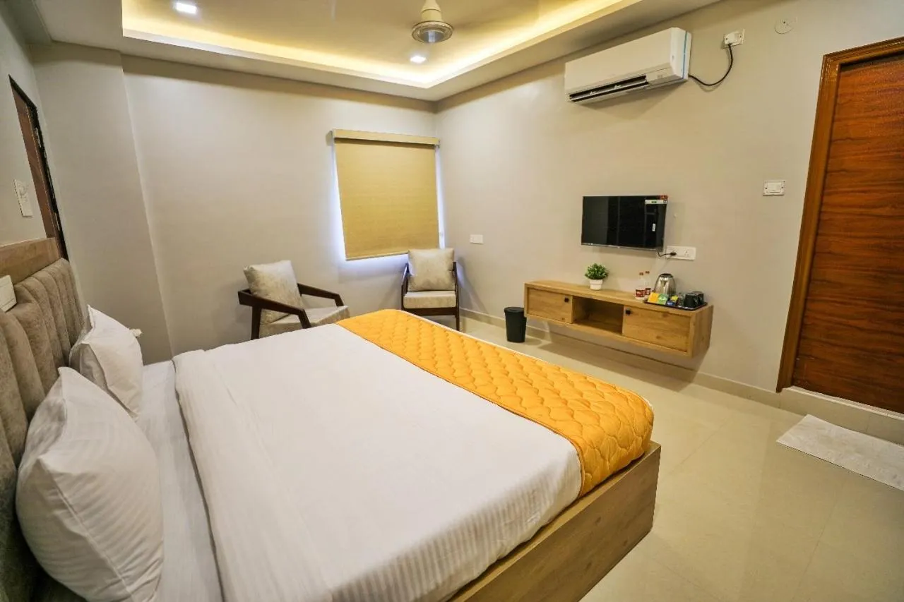 Bed in Hotel Ceasta, Beside US Consulate Hyderabad, Gachibowli