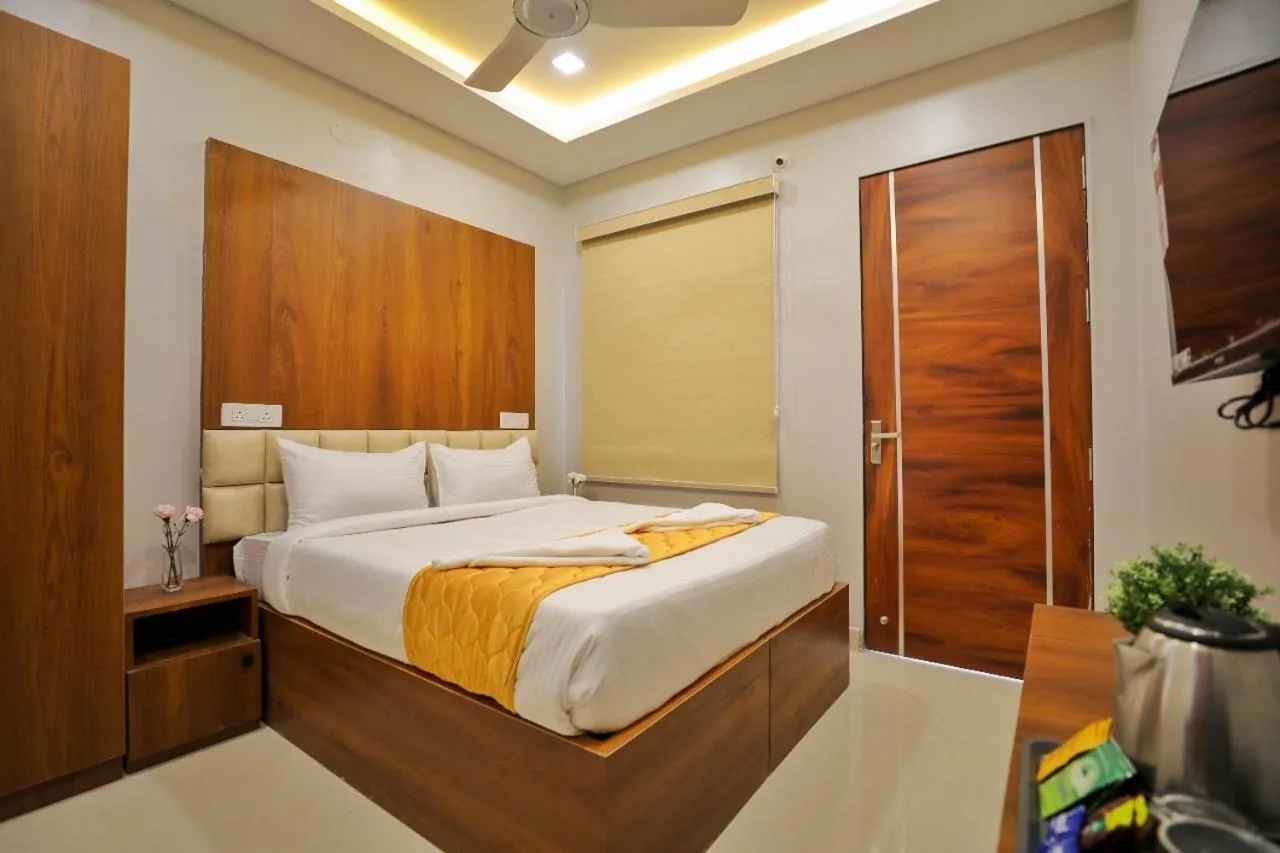 Bed in Hotel Ceasta, Beside US Consulate Hyderabad, Gachibowli