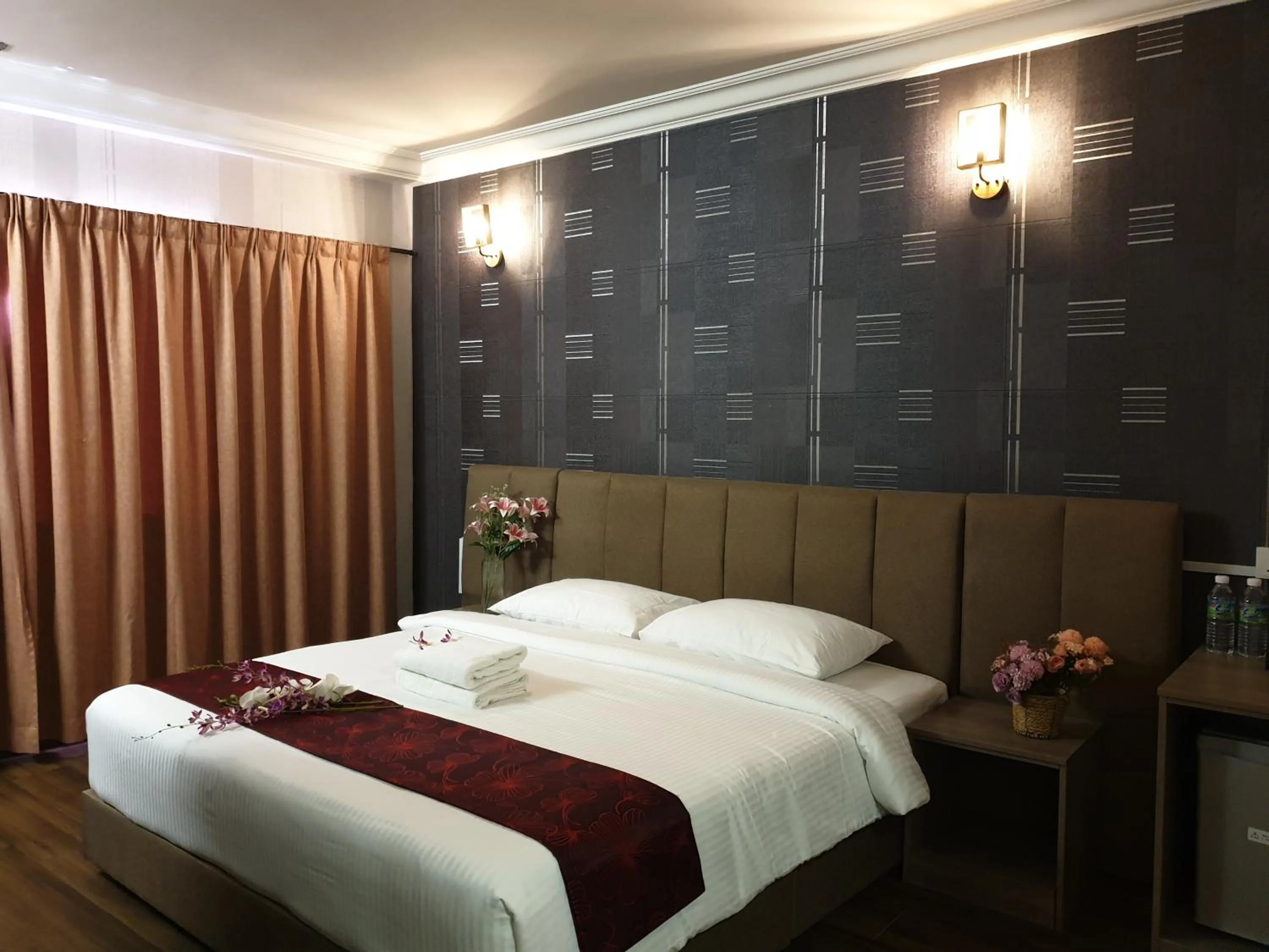 Photo of the whole room, Bed in Fair Park Premier