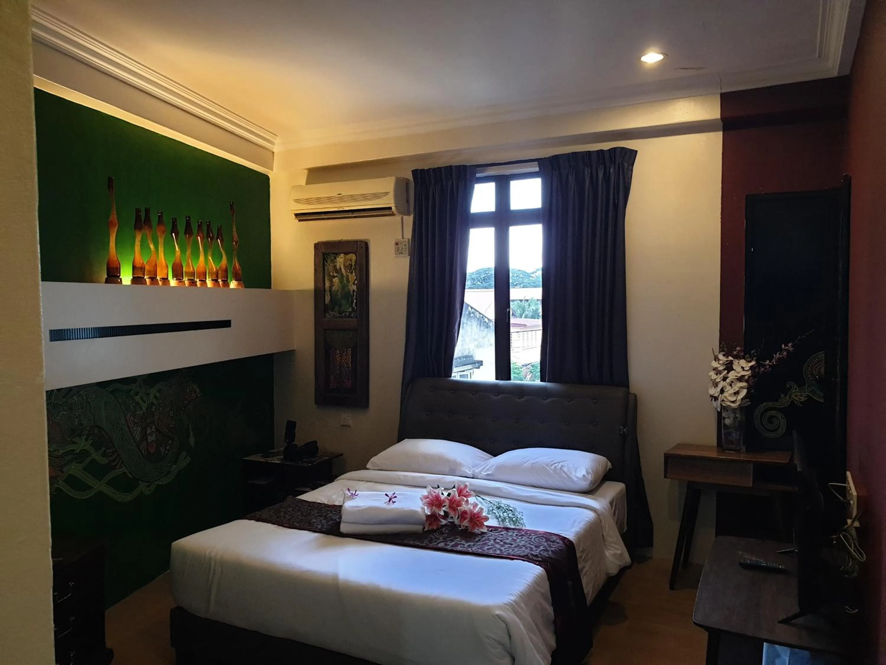 Photo of the whole room, Bed in Fair Park Premier