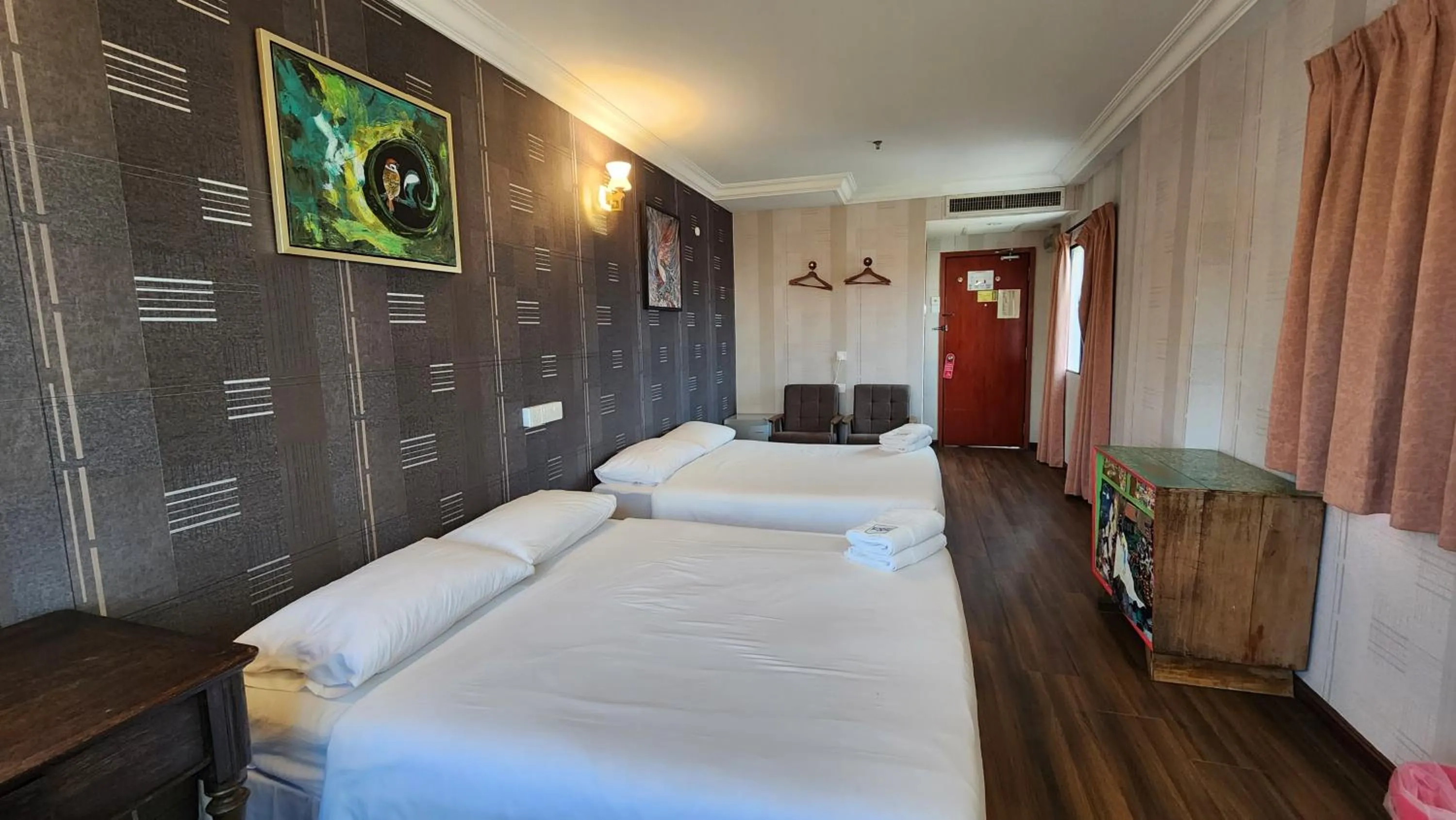 Photo of the whole room, Bed in Fair Park Premier