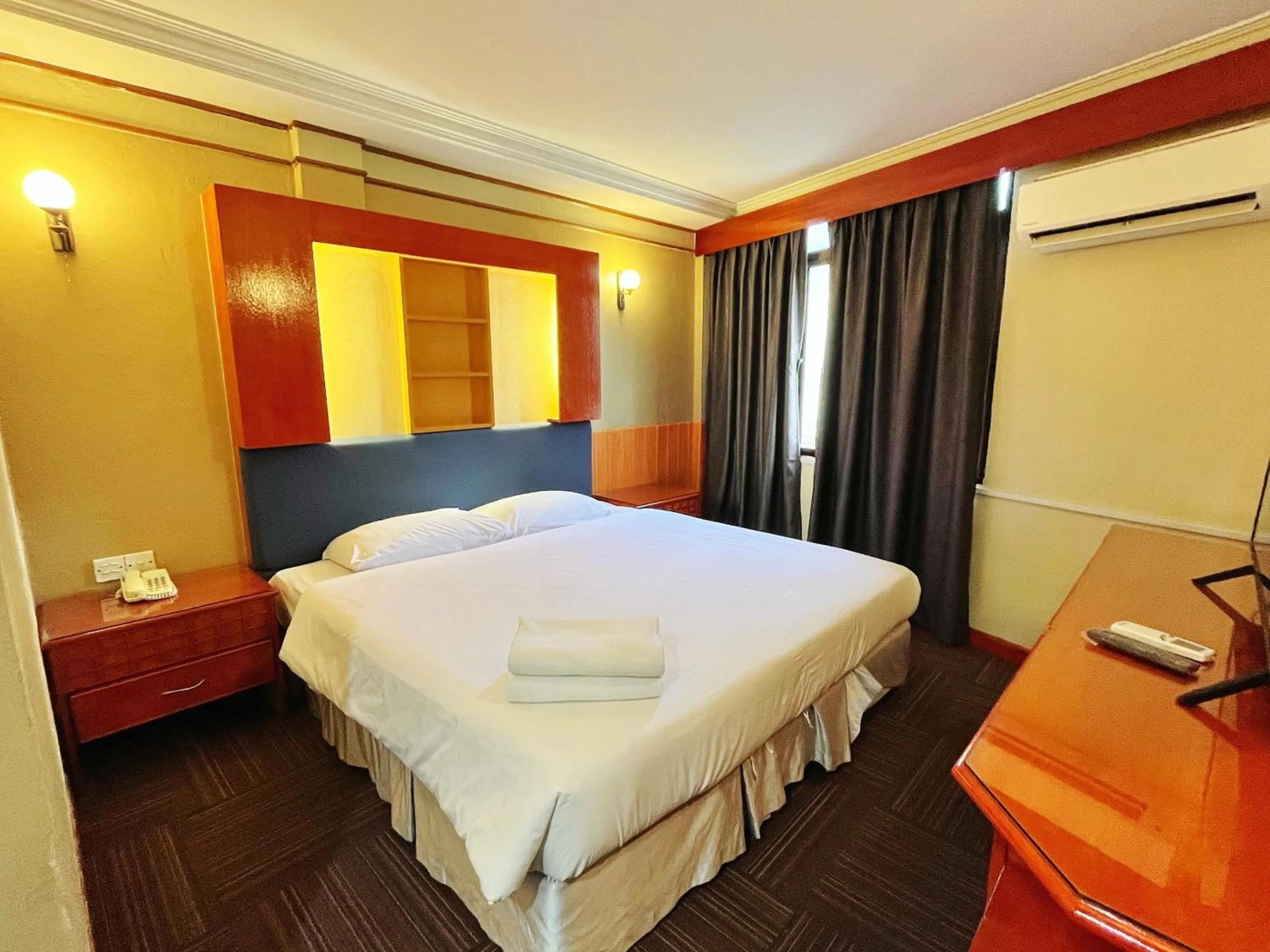 Photo of the whole room, Bed in Fair Park Premier