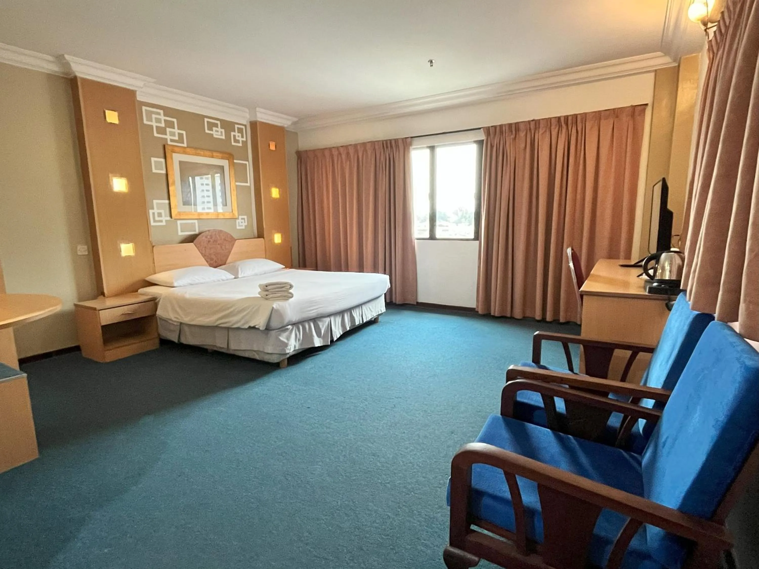 Photo of the whole room, Bed in Fair Park Premier