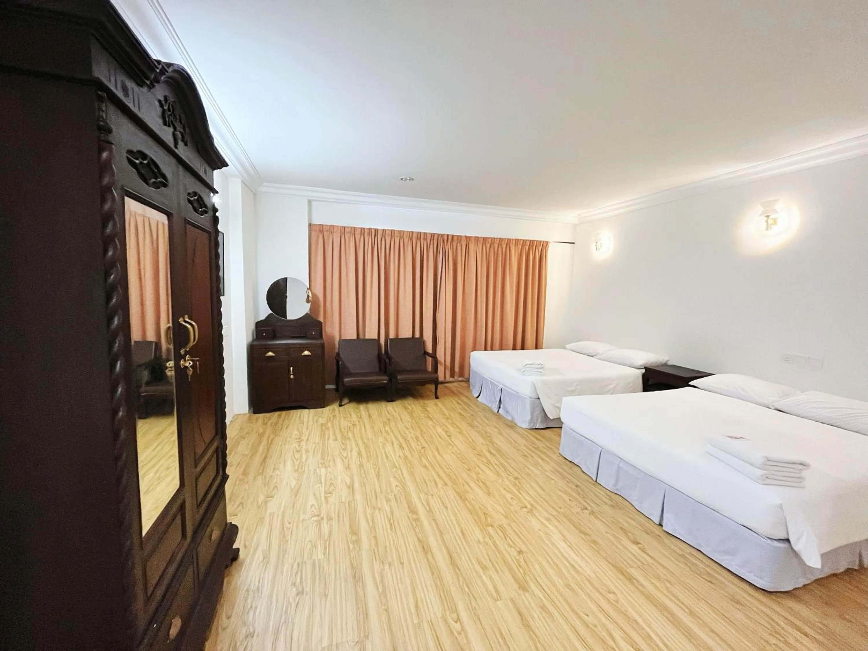 Photo of the whole room, Bed in Fair Park Premier