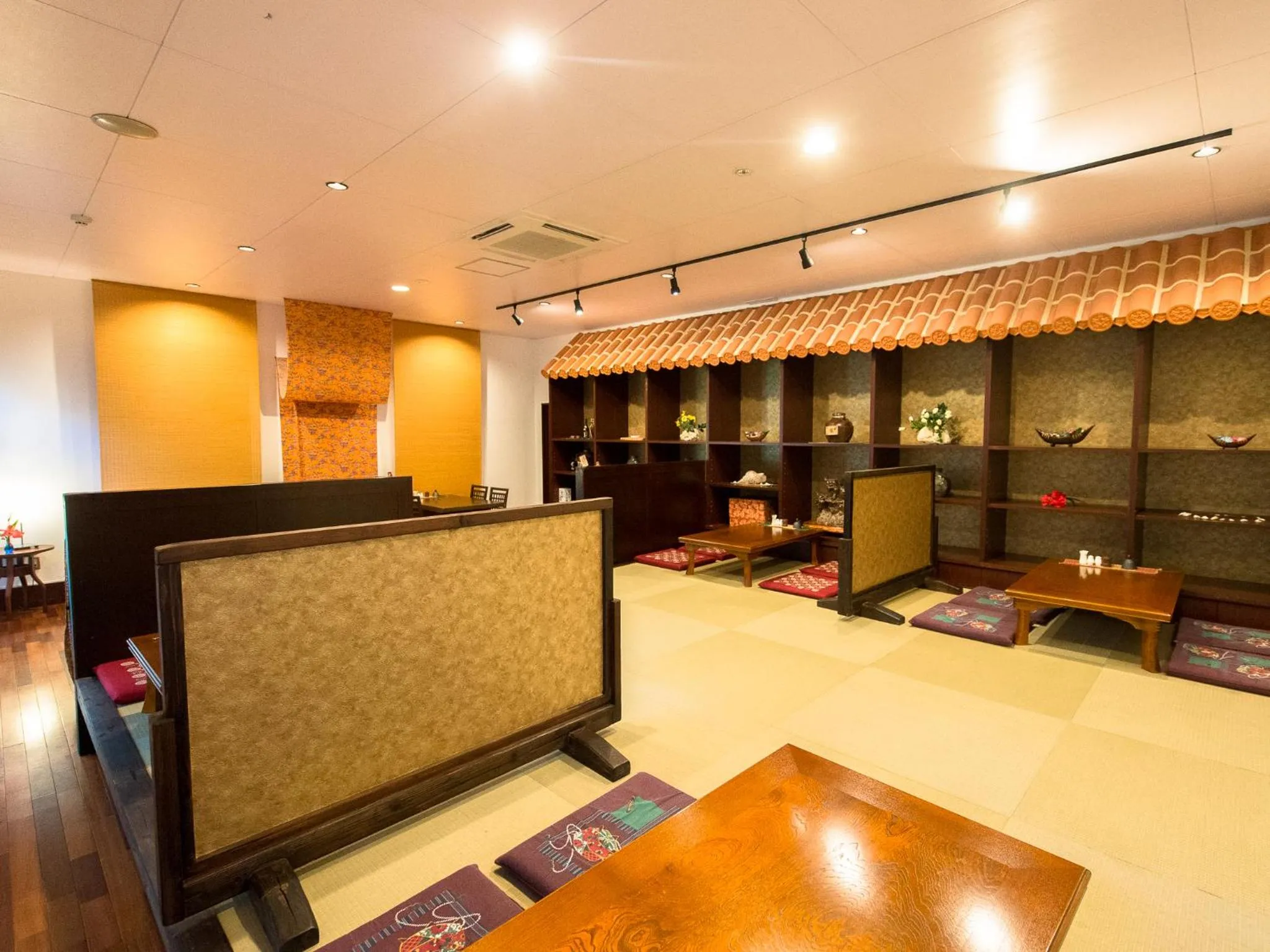 Restaurant/places to eat in LiVEMAX Amms Canna Resort Villa