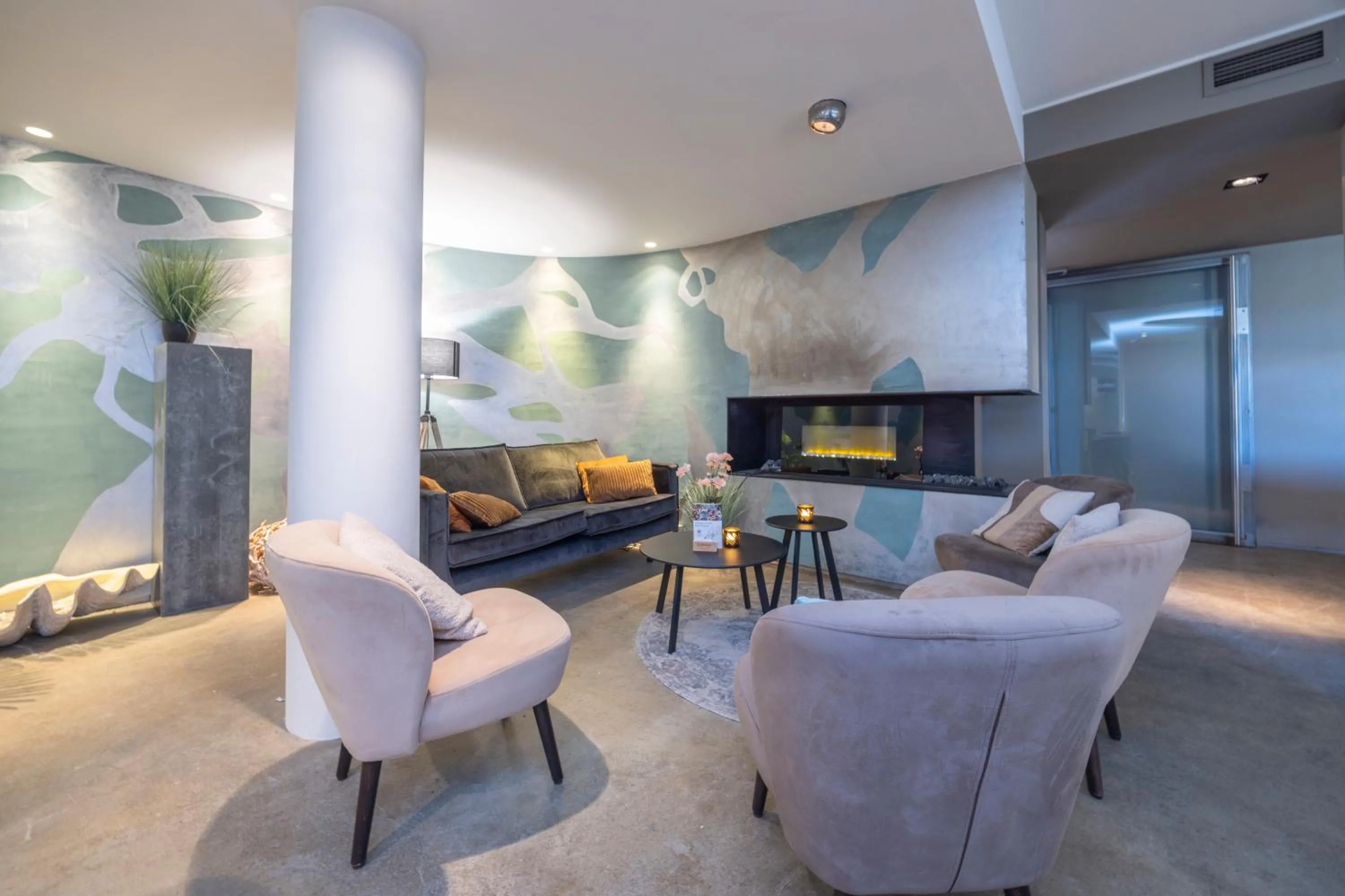 Seating area in Fletcher Hotel - Restaurant Elzenduin